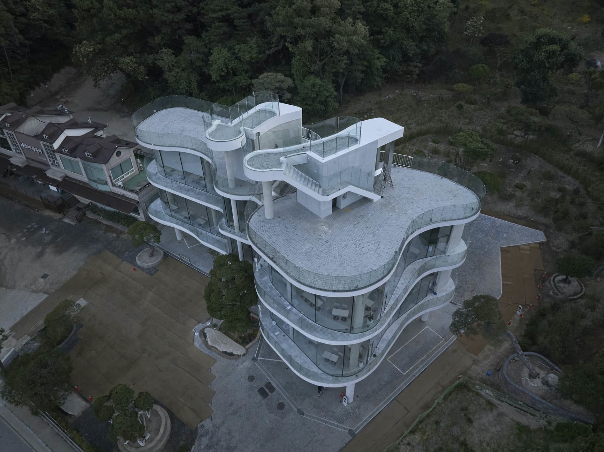 一座現代建築採用玻璃與混凝土外牆,呈現獨特的建築設計。