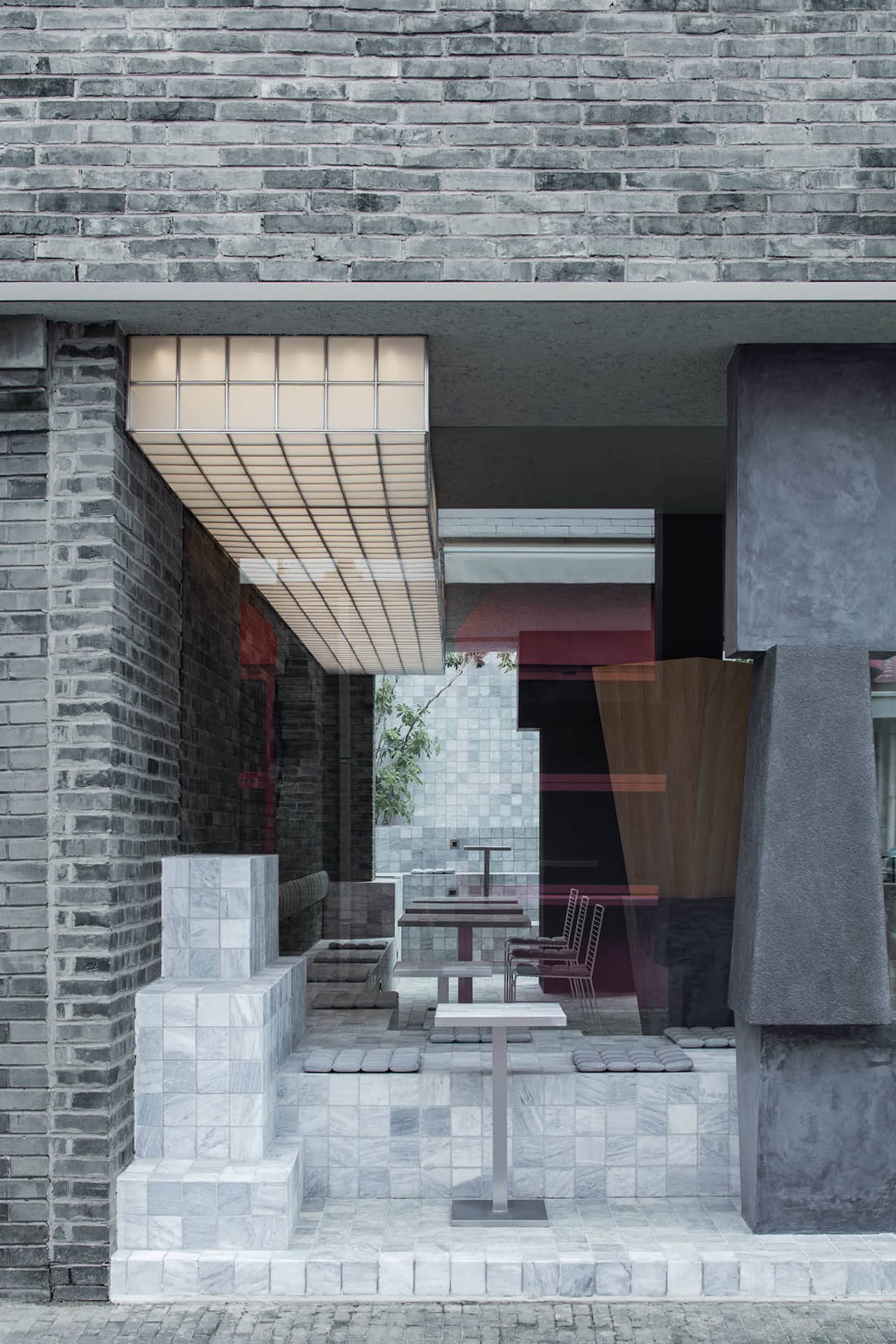 現代餐廳內部，展示大理石吧台。