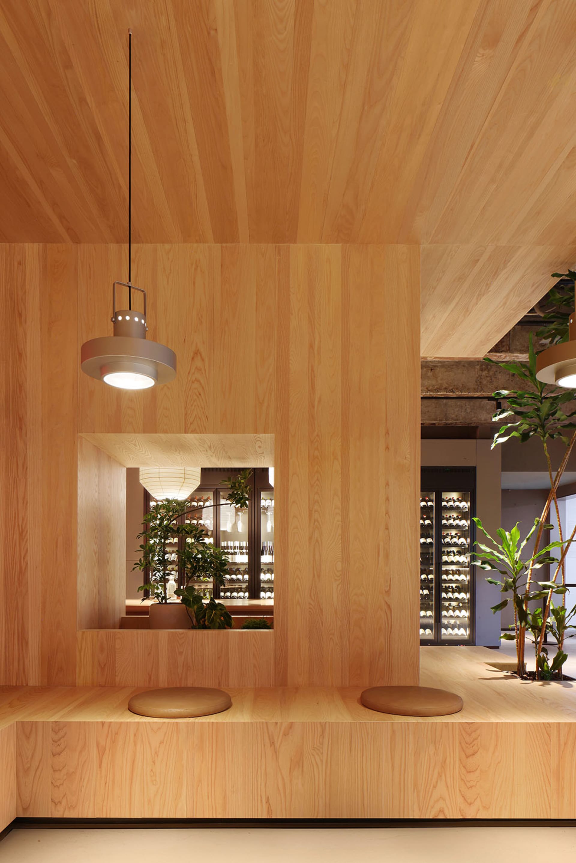 簡約風格的餐廳室內,採用木質材料搭配現代設計元素。