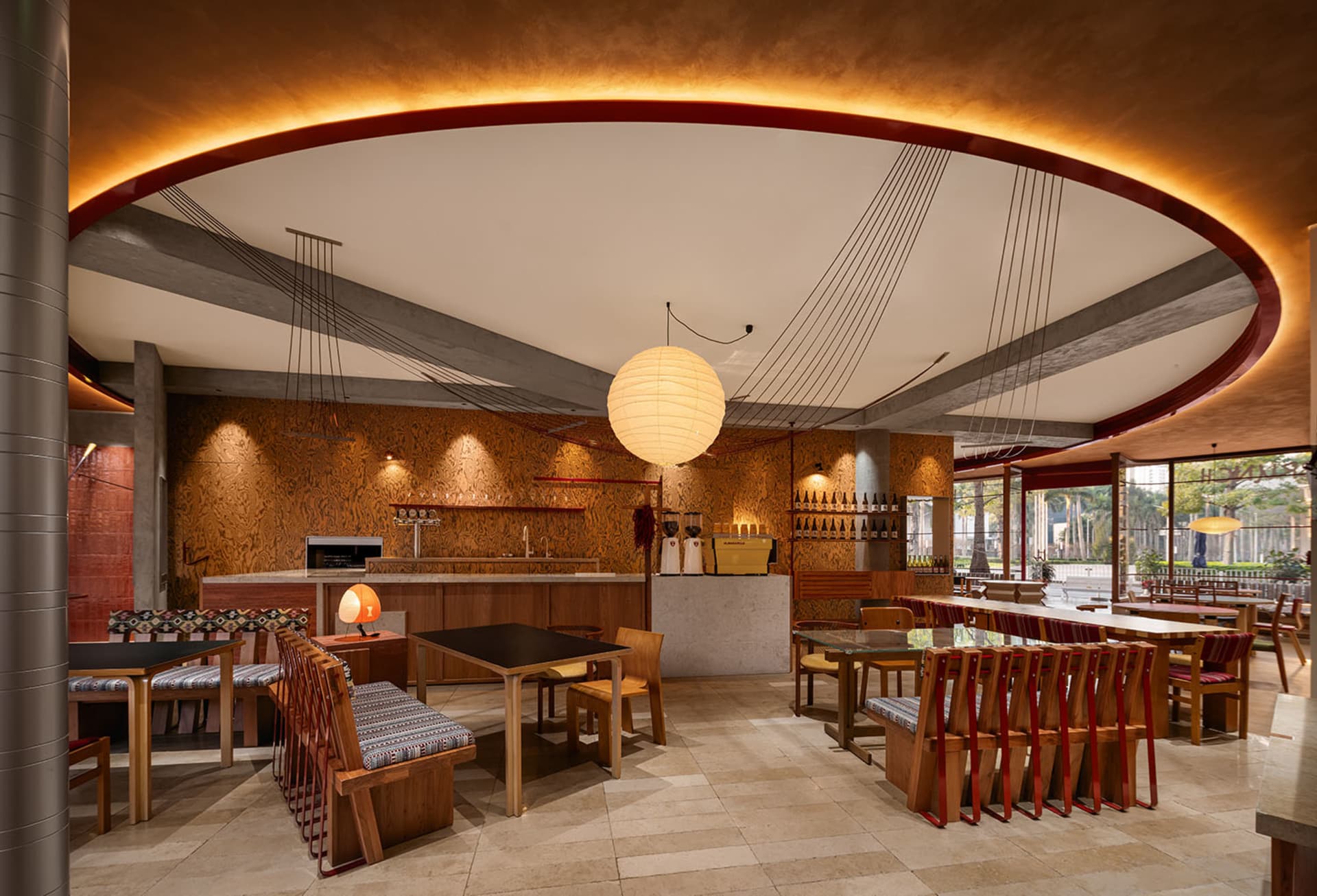 工業風餐廳酒吧,搭配木質桌椅、裸露混凝土天花板橫樑,以及溫暖燈光。
