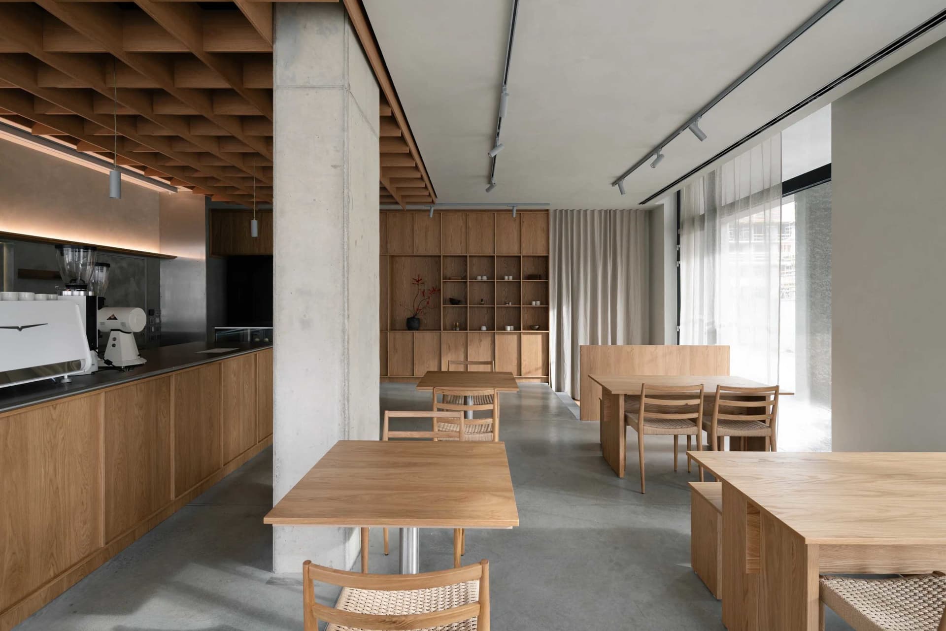 簡約風格的自助餐廳，搭配木質家具與混凝土地板。