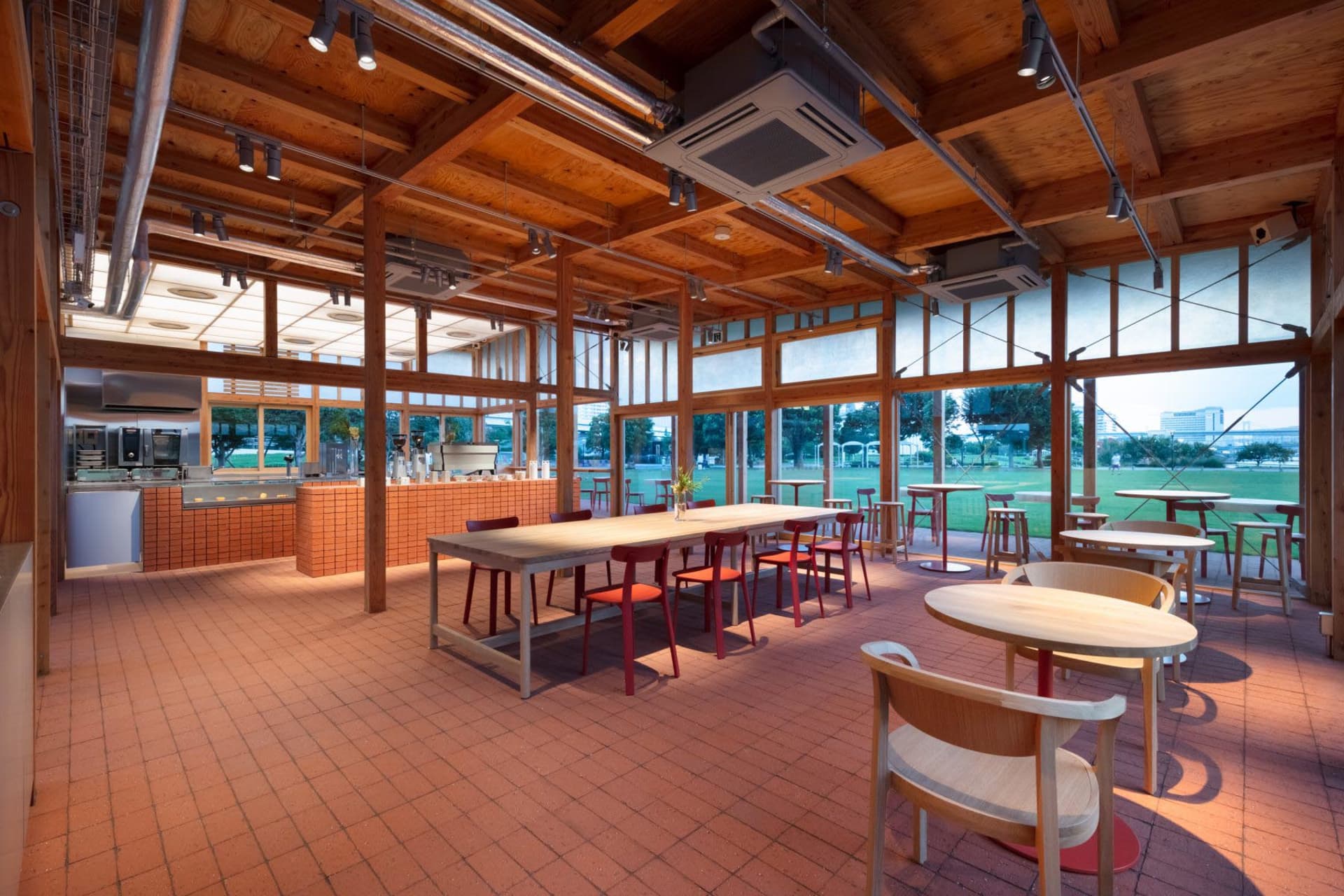 現代餐廳室內空間，搭配木質家具與大型窗戶