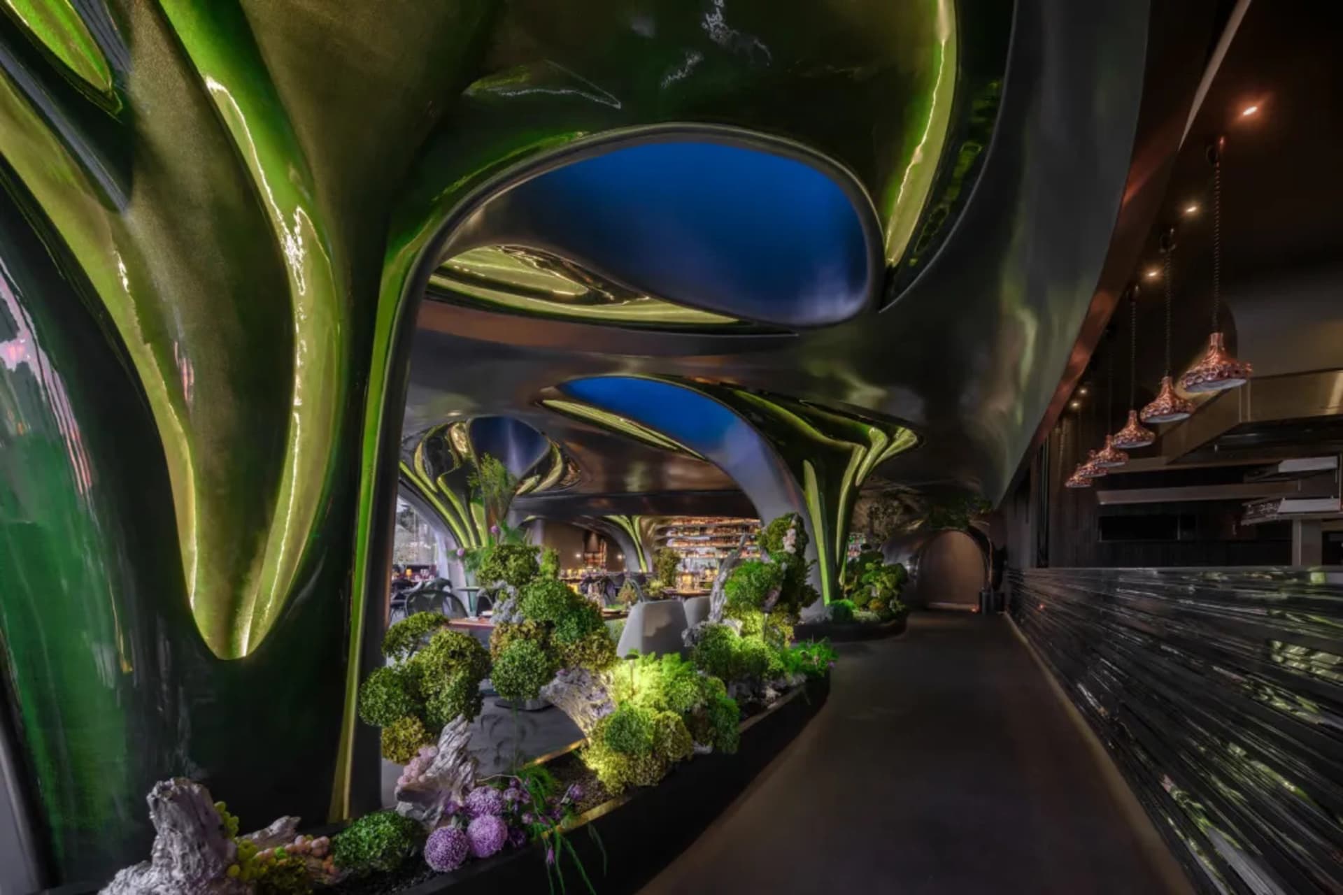 現代餐廳室內空間,綠色金屬牆面搭配發光植物。