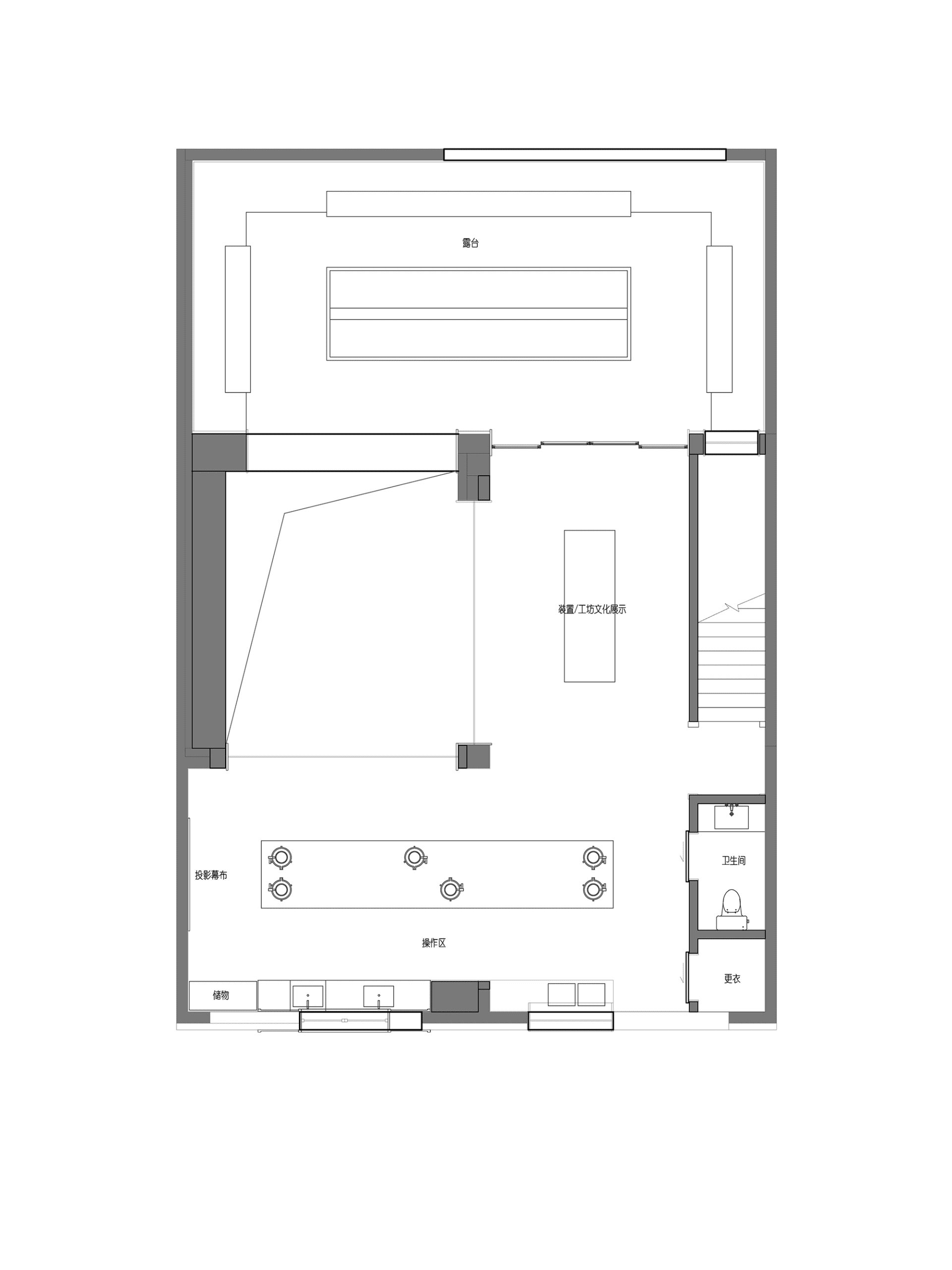 2D 建築圖面,呈現角型平面配置,包含操作區、儲藏室與衛浴等功能區域
