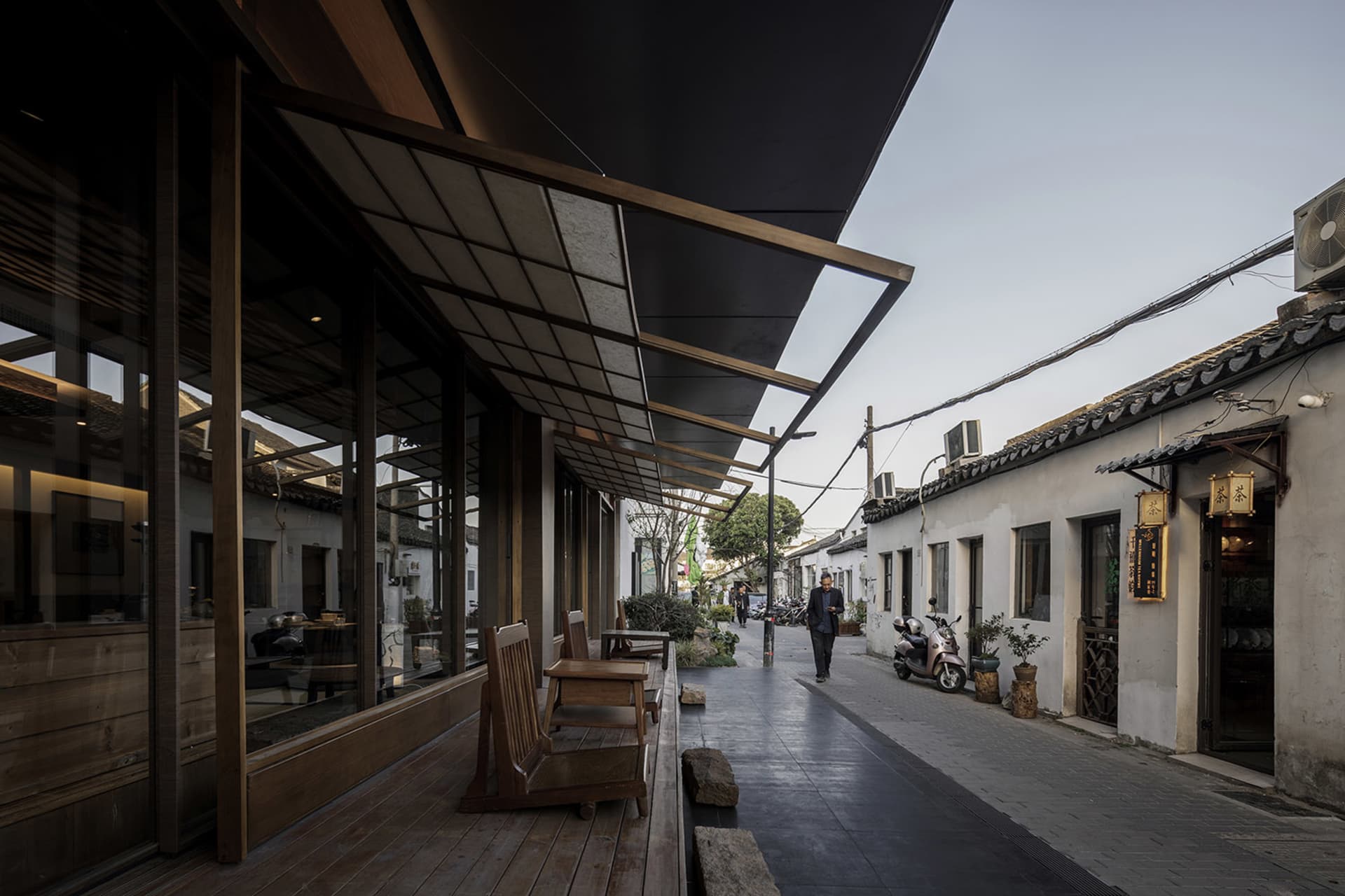 傳統中式街道景觀，磚造建築與木造結構。