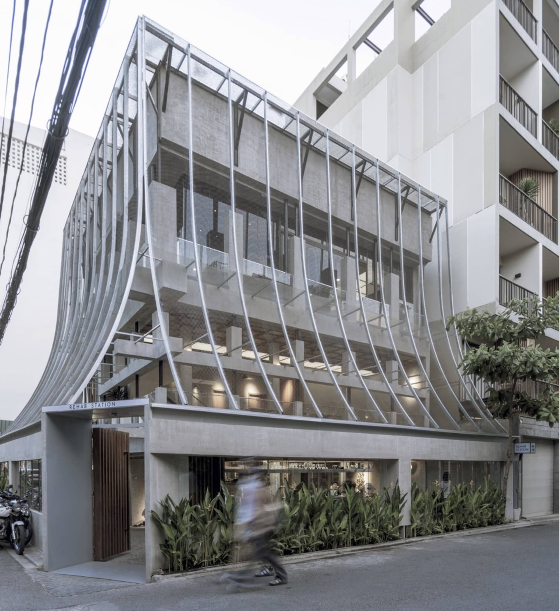 一棟採用玻璃、金屬與混凝土材質的現代辦公室建築，以平面圖呈現。