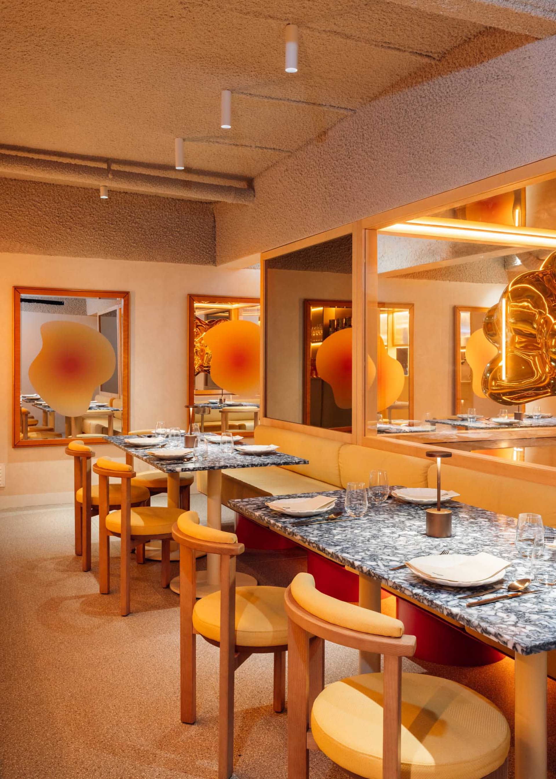 現代餐廳內部，搭配大理石餐桌、皮革座椅及木質元素。