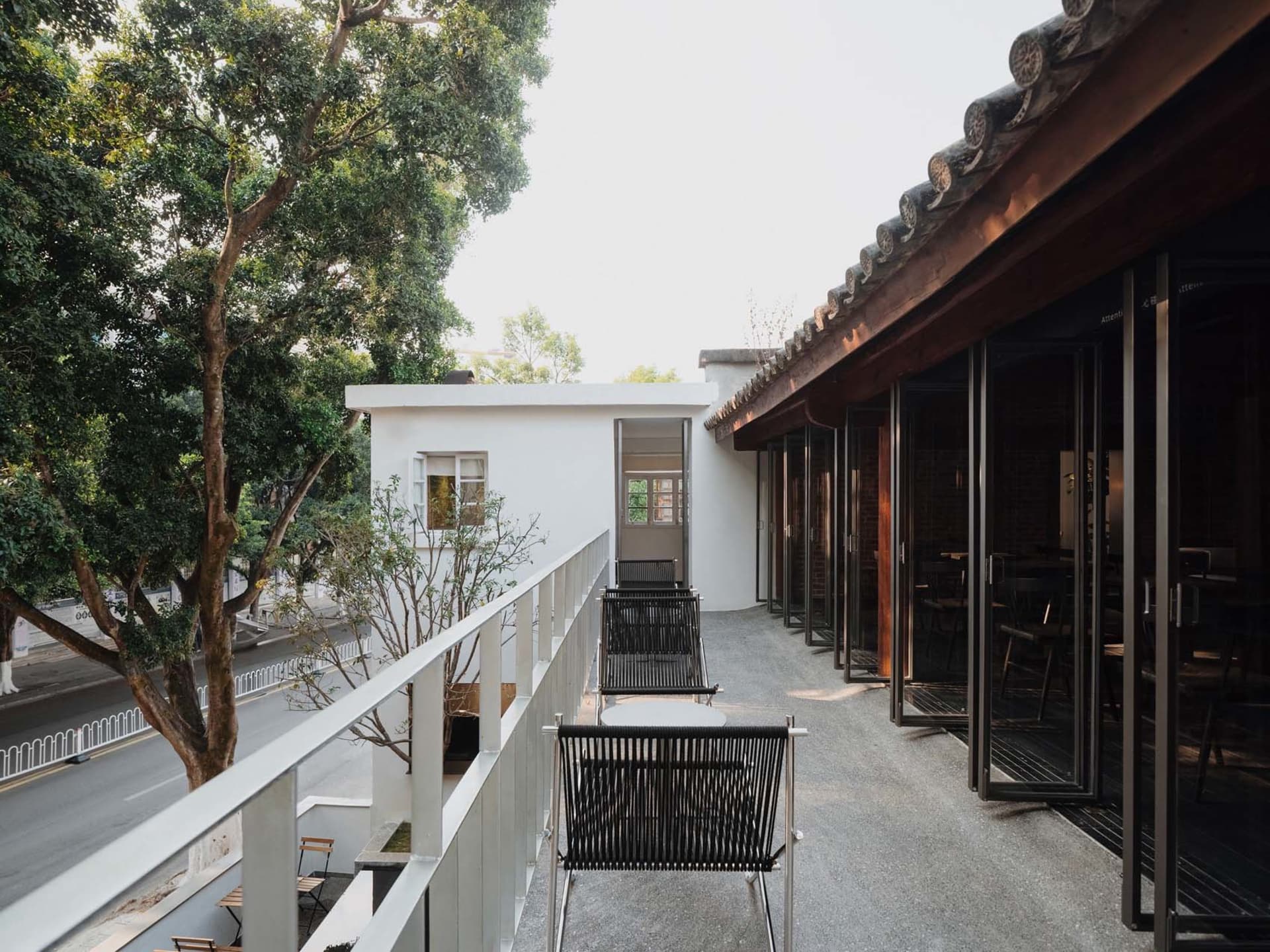 現代餐廳露台，採用混凝土地板與簡約設計。