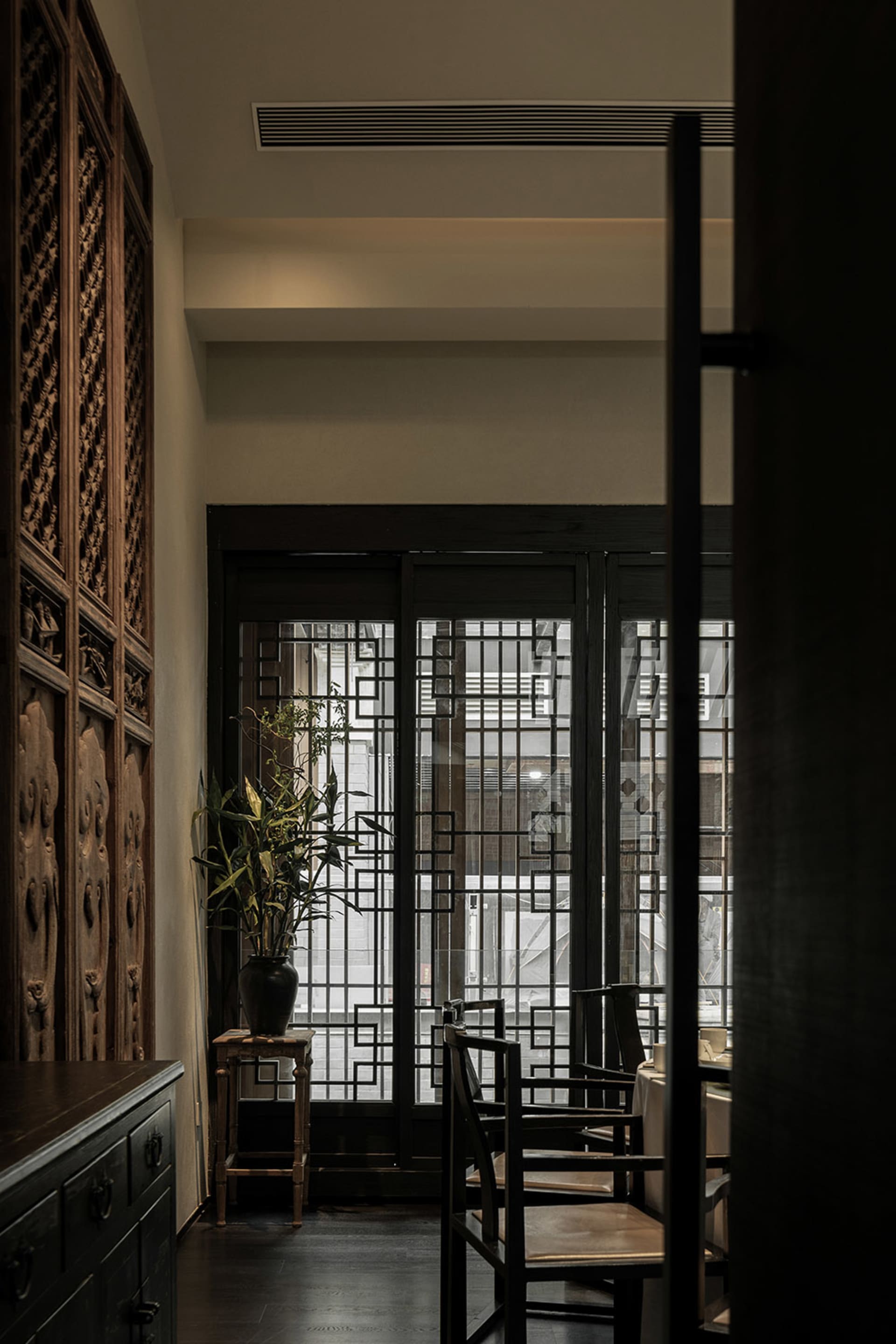 都會風格的工業風餐廳，搭配金屬元素與座位區。