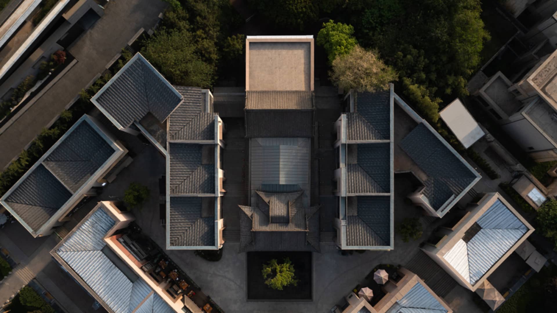 一座由金屬與玻璃構成的建築