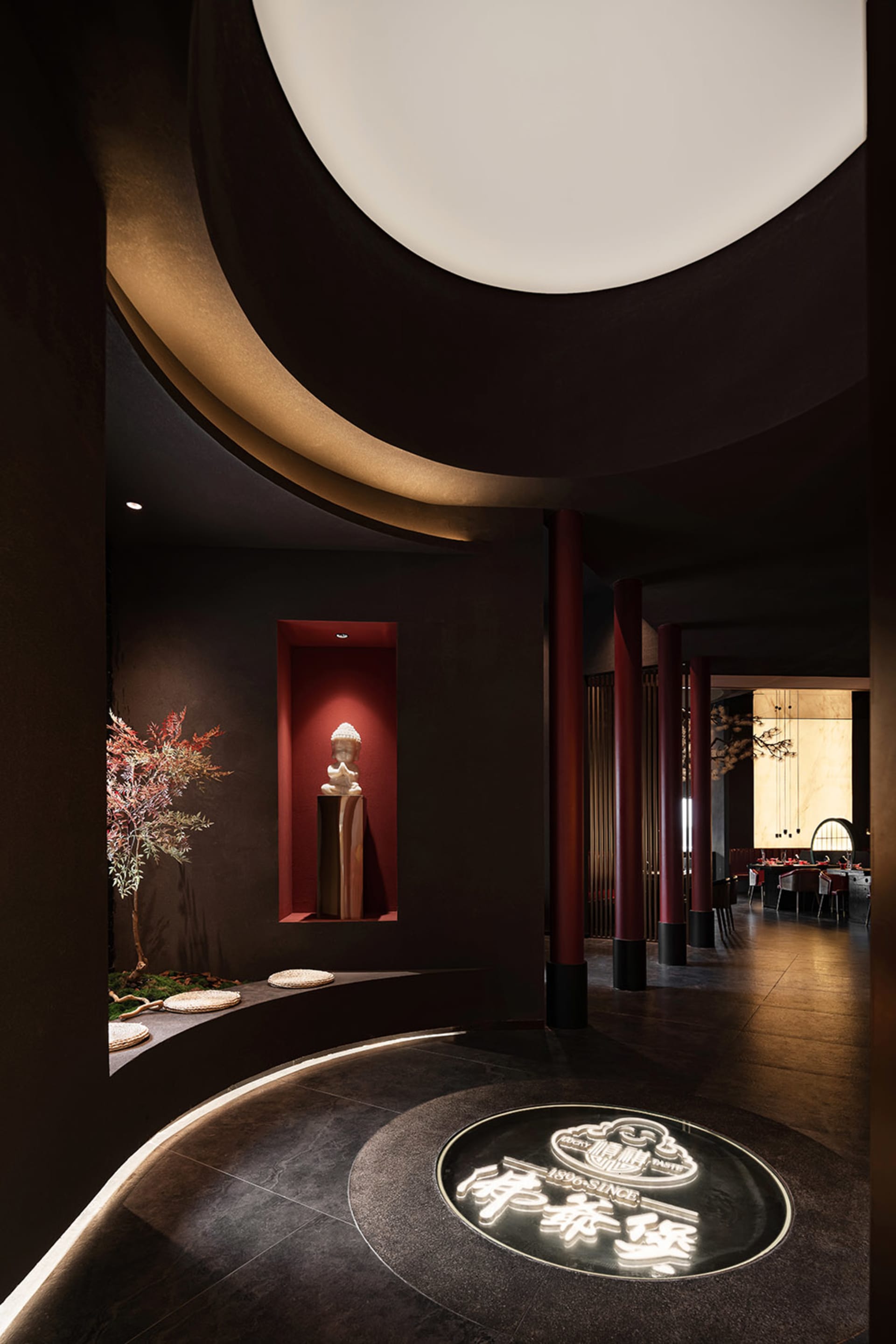 現代深色主題餐廳室內,搭配木質元素與大理石地板。