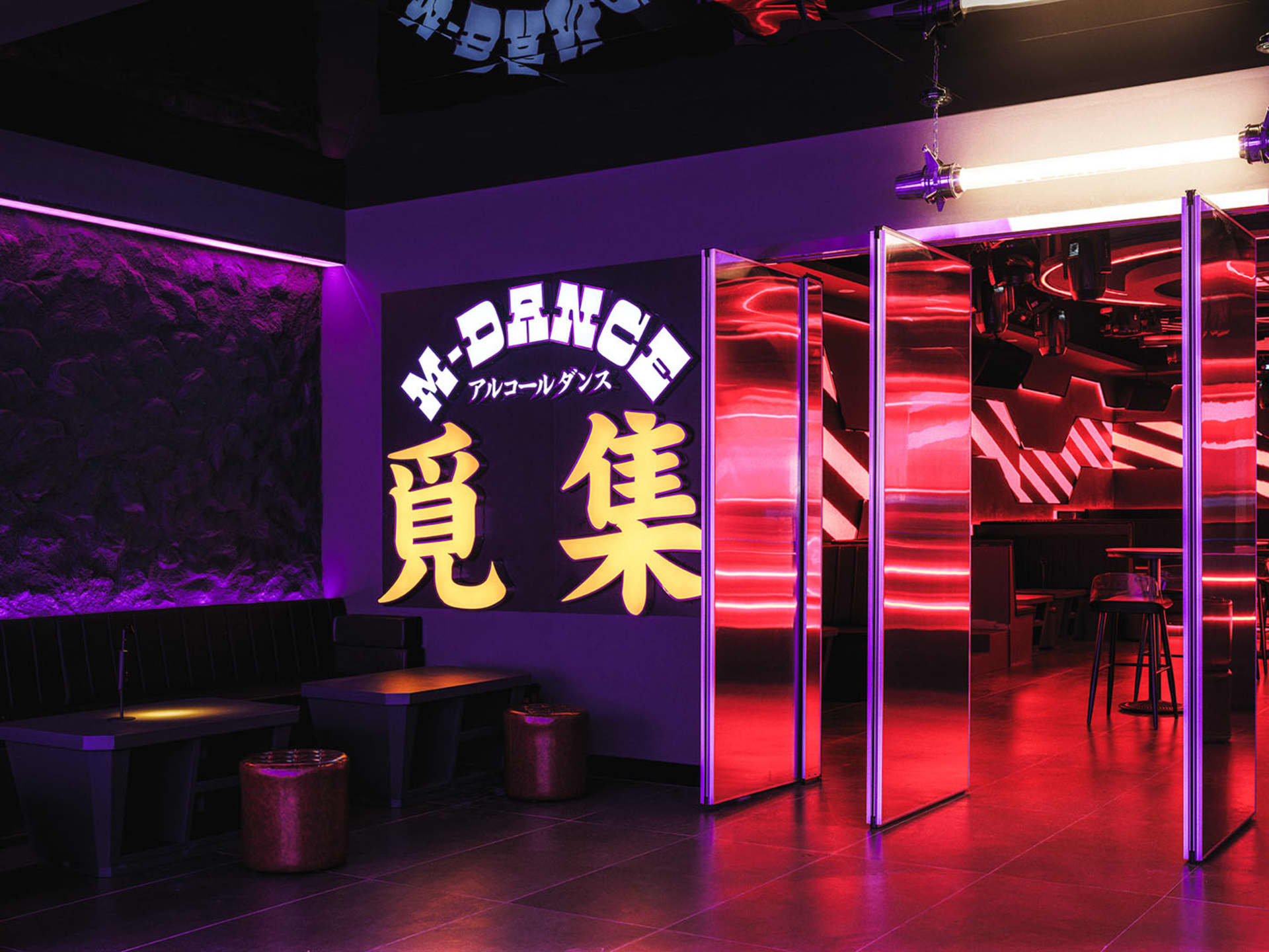 工業風夜店室內，搭配金屬玻璃面板與霓虹燈光。