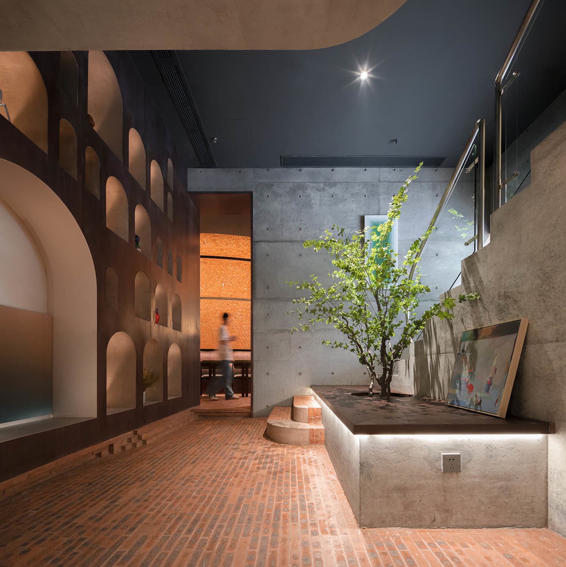 現代建築空間，展現磚塊與混凝土材質。