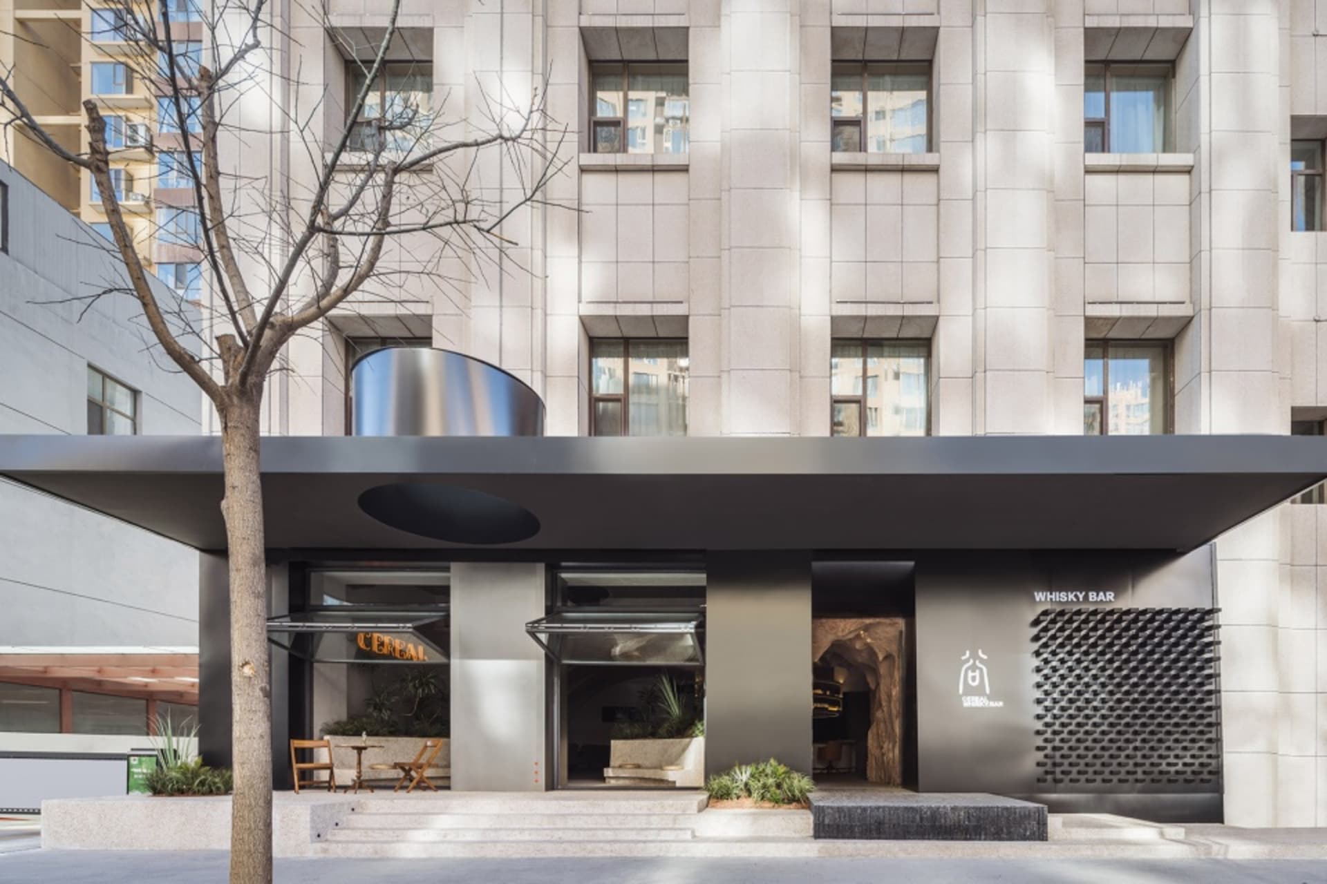 現代建築採用混凝土外牆搭配大型落地窗。