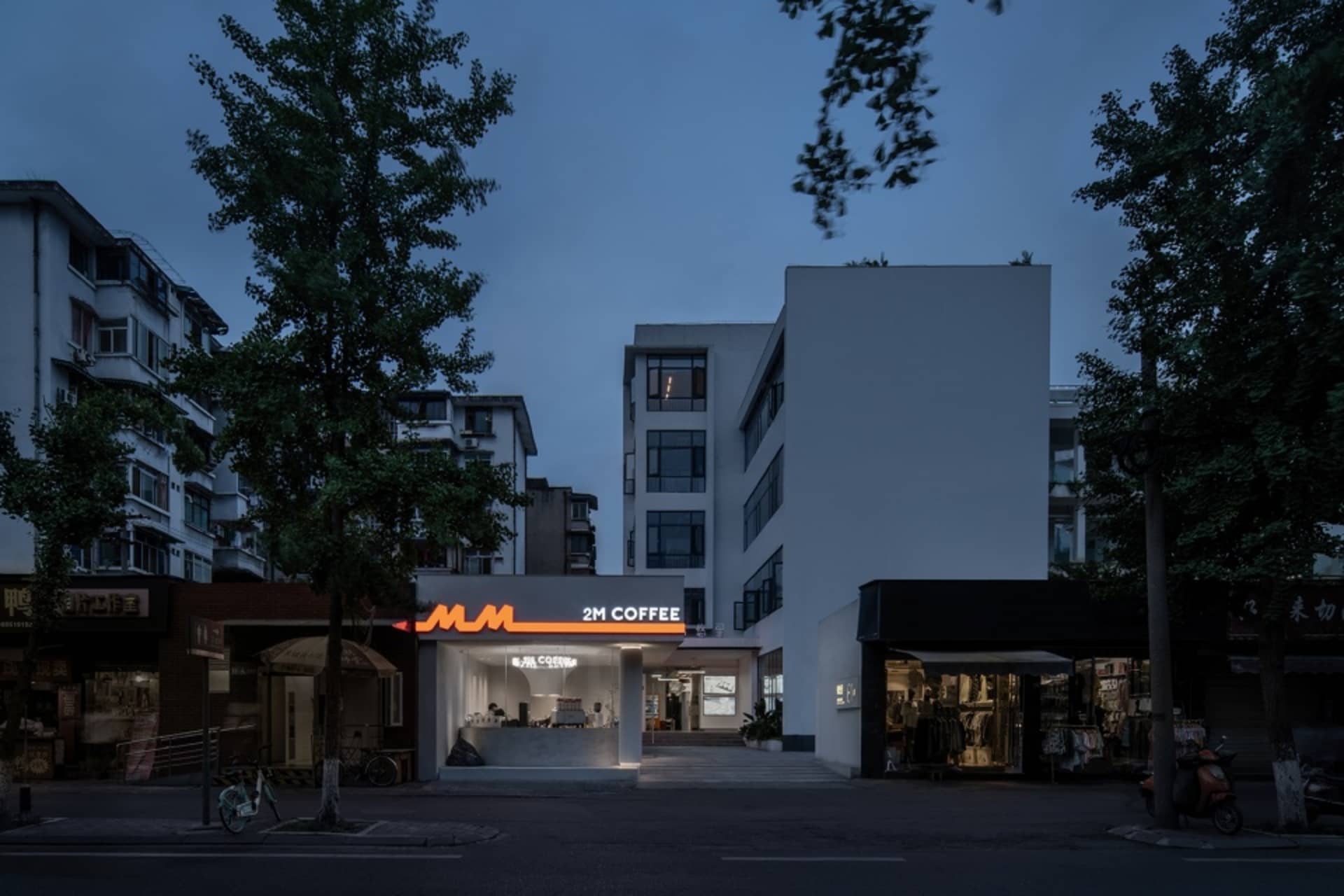 一間採用混凝土外觀設計的現代零售咖啡店。