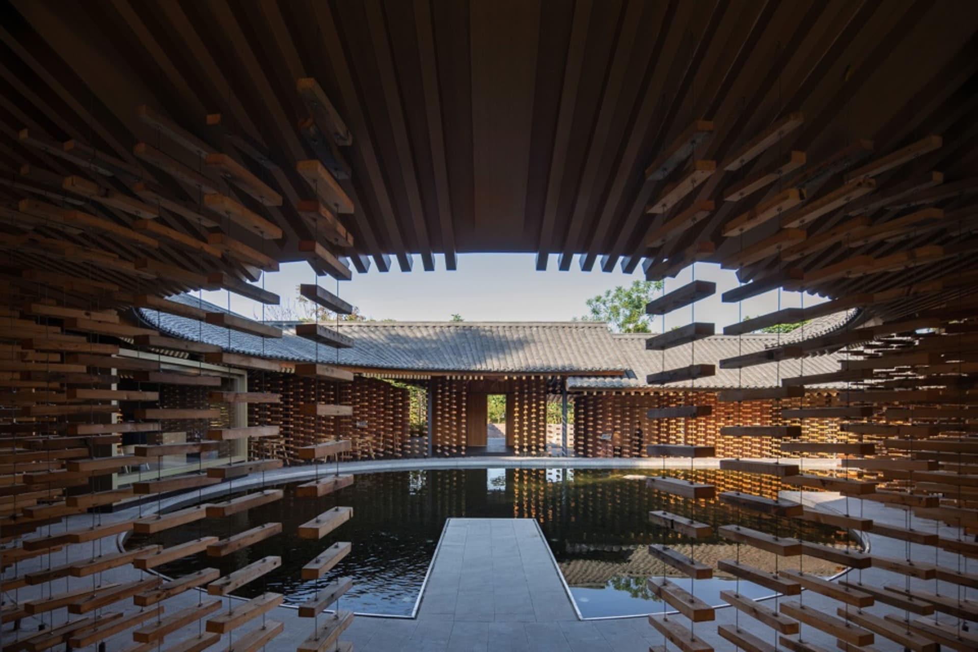 現代室內空間，展示木質牆板與大型泳池。