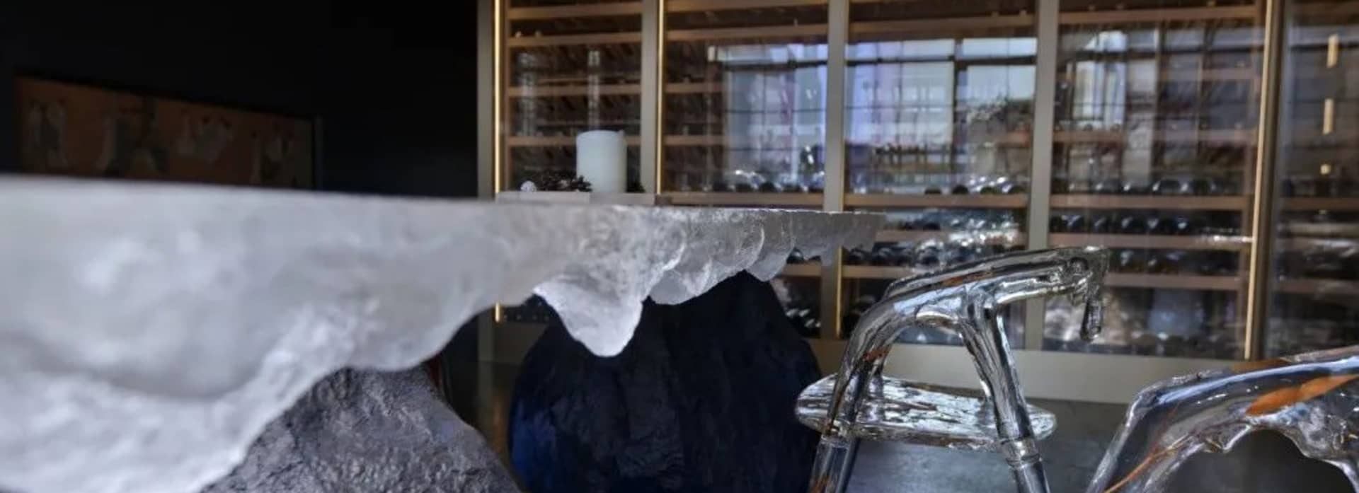 現代休憩區,配有透明玻璃椅與玻璃桌