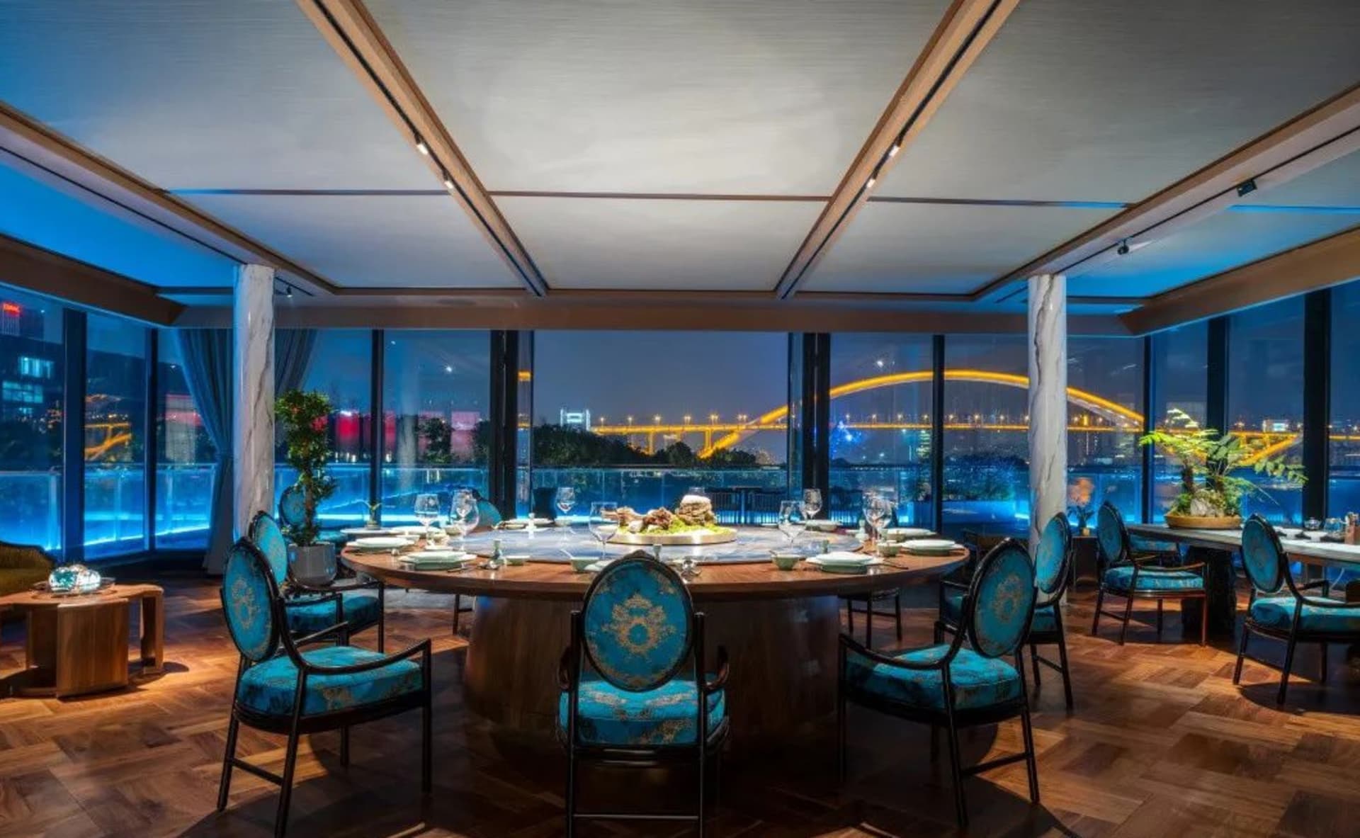 現代餐廳擁有玻璃牆,可眺望夜間橋樑景觀
