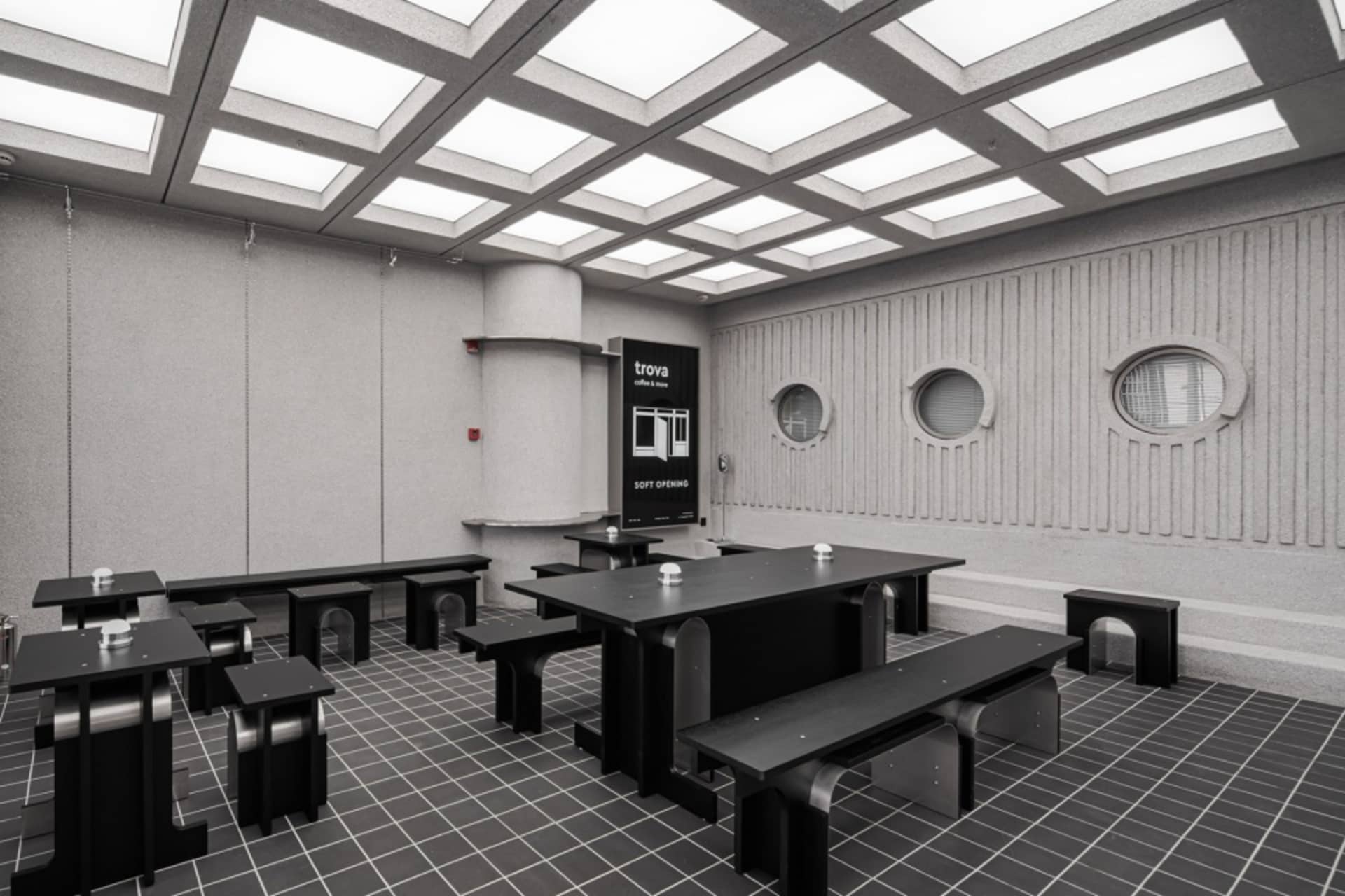 現代辦公室空間，陳設金屬家具。