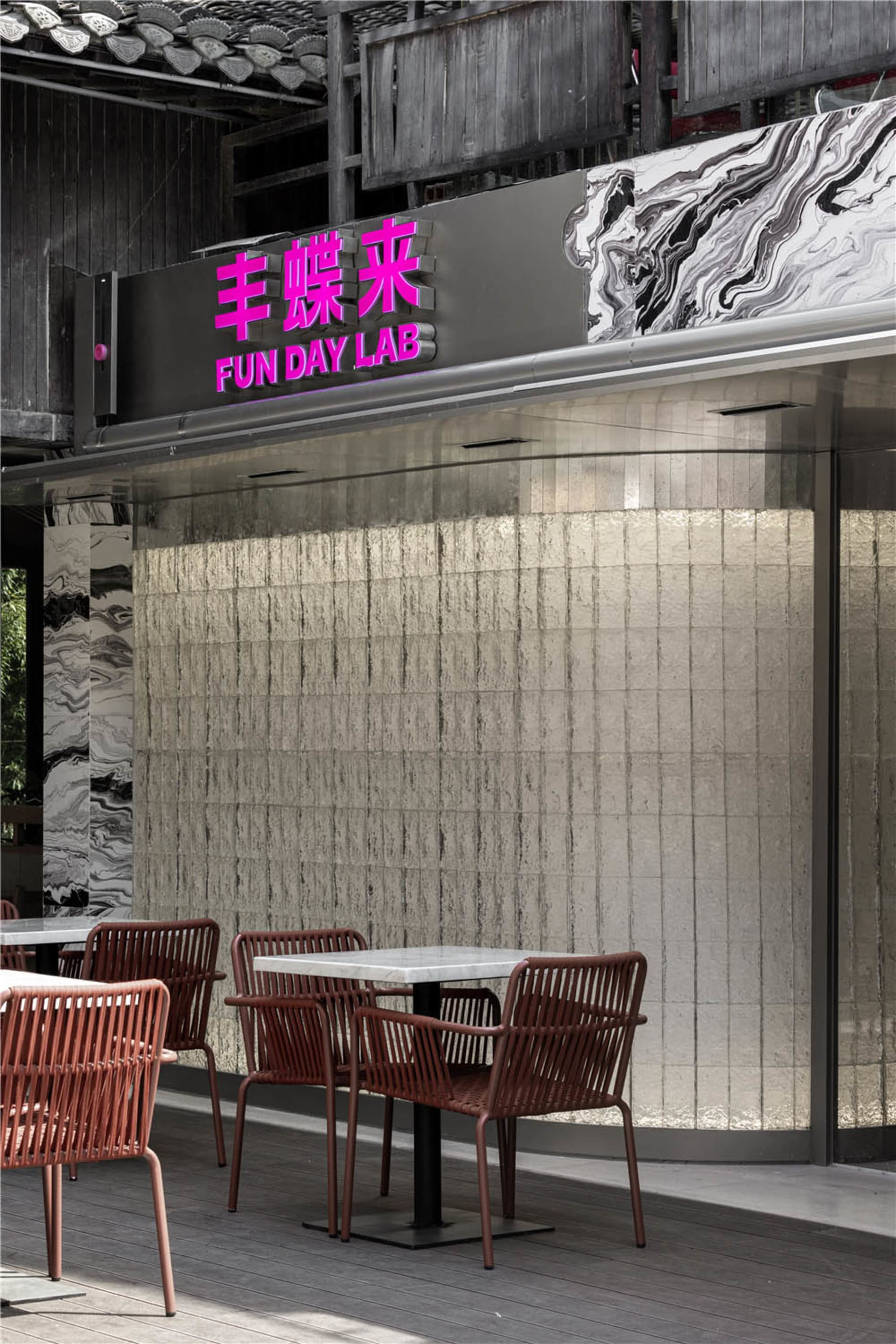 餐廳戶外座位區，搭配大理石點綴與混凝土牆面。