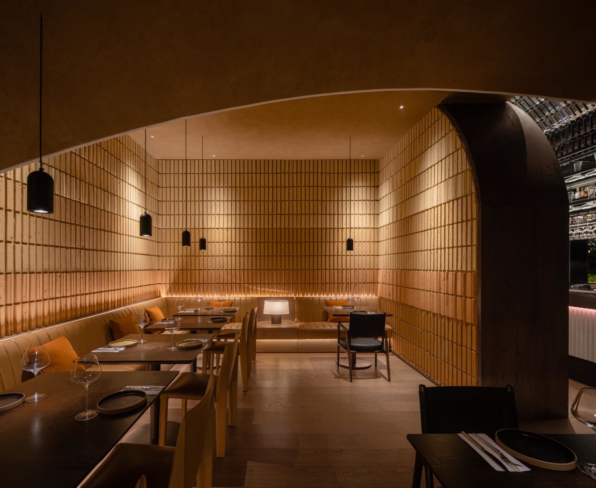 現代木質餐廳室內，擺設餐桌、餐椅與吊燈。