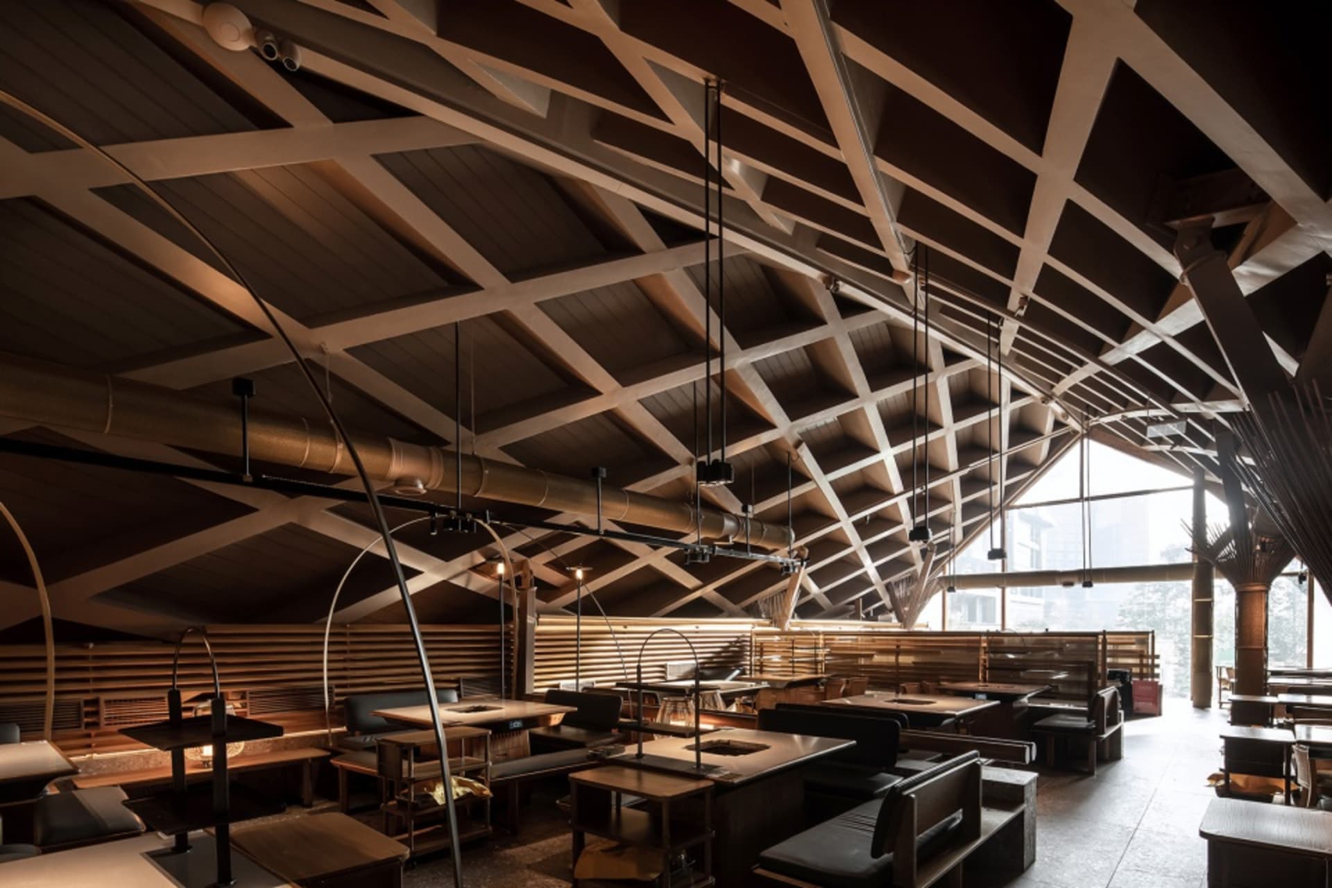 工業風餐廳室內空間,天花板上有木質橫樑