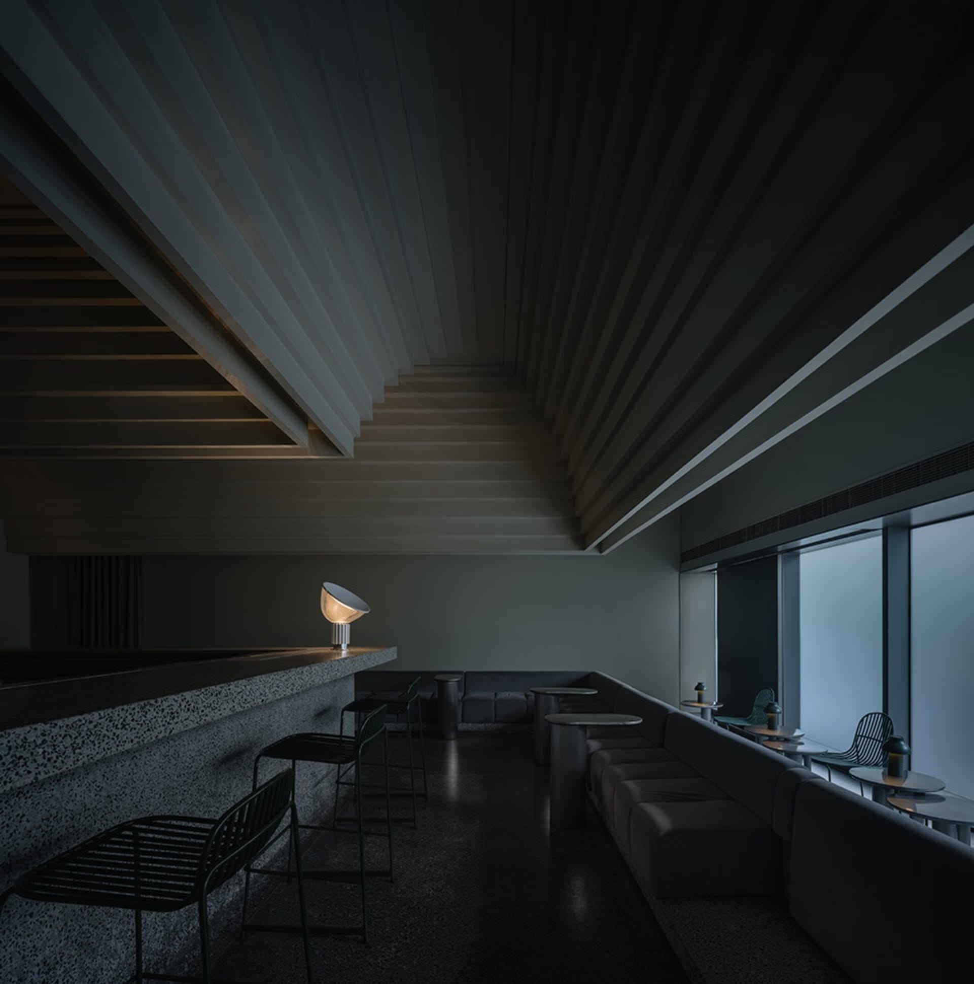 現代自助餐廳採用混凝土與金屬材質的室內設計,設有座位區與燈具。