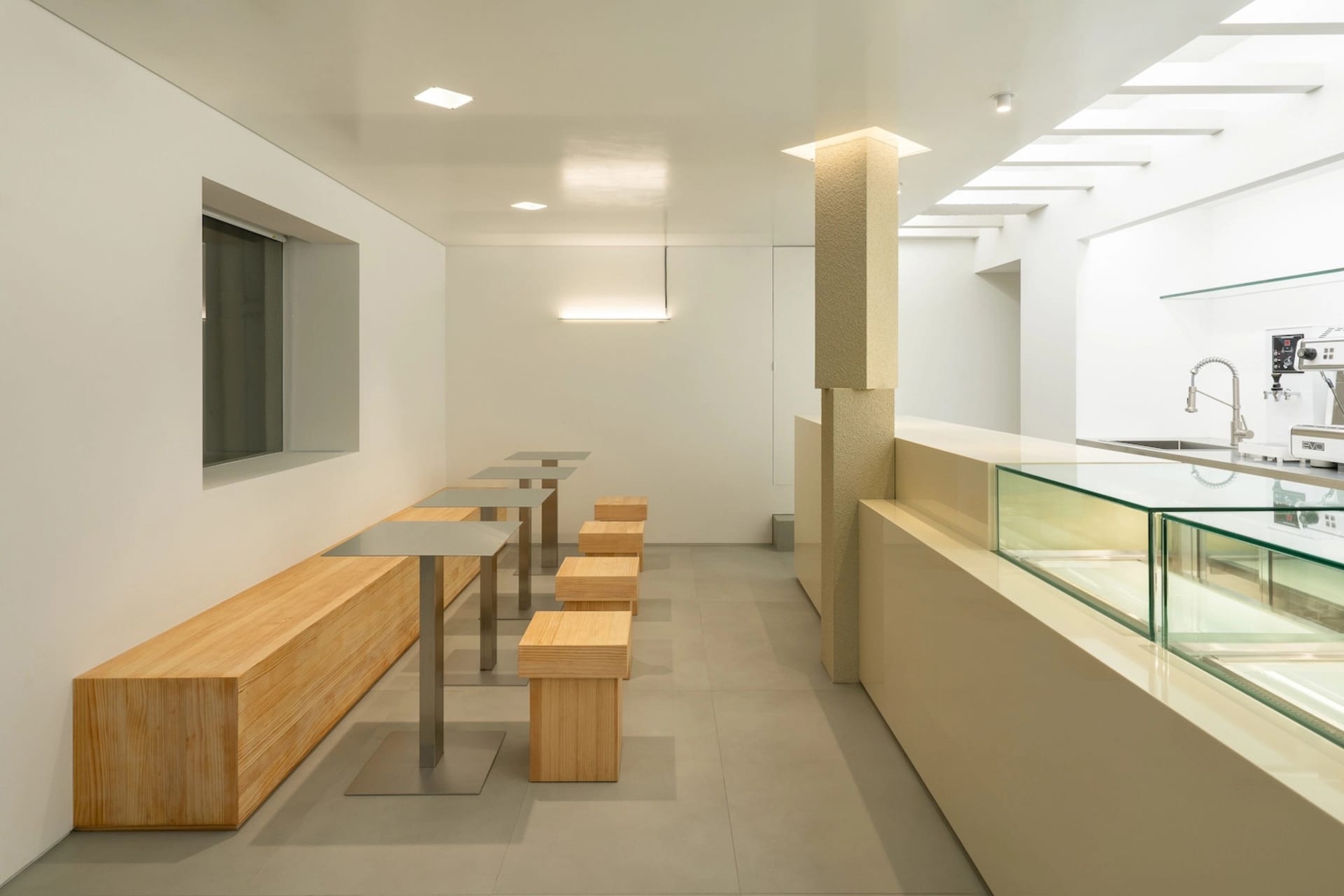 簡約風格的餐廳室內，搭配木製長椅與餐桌。