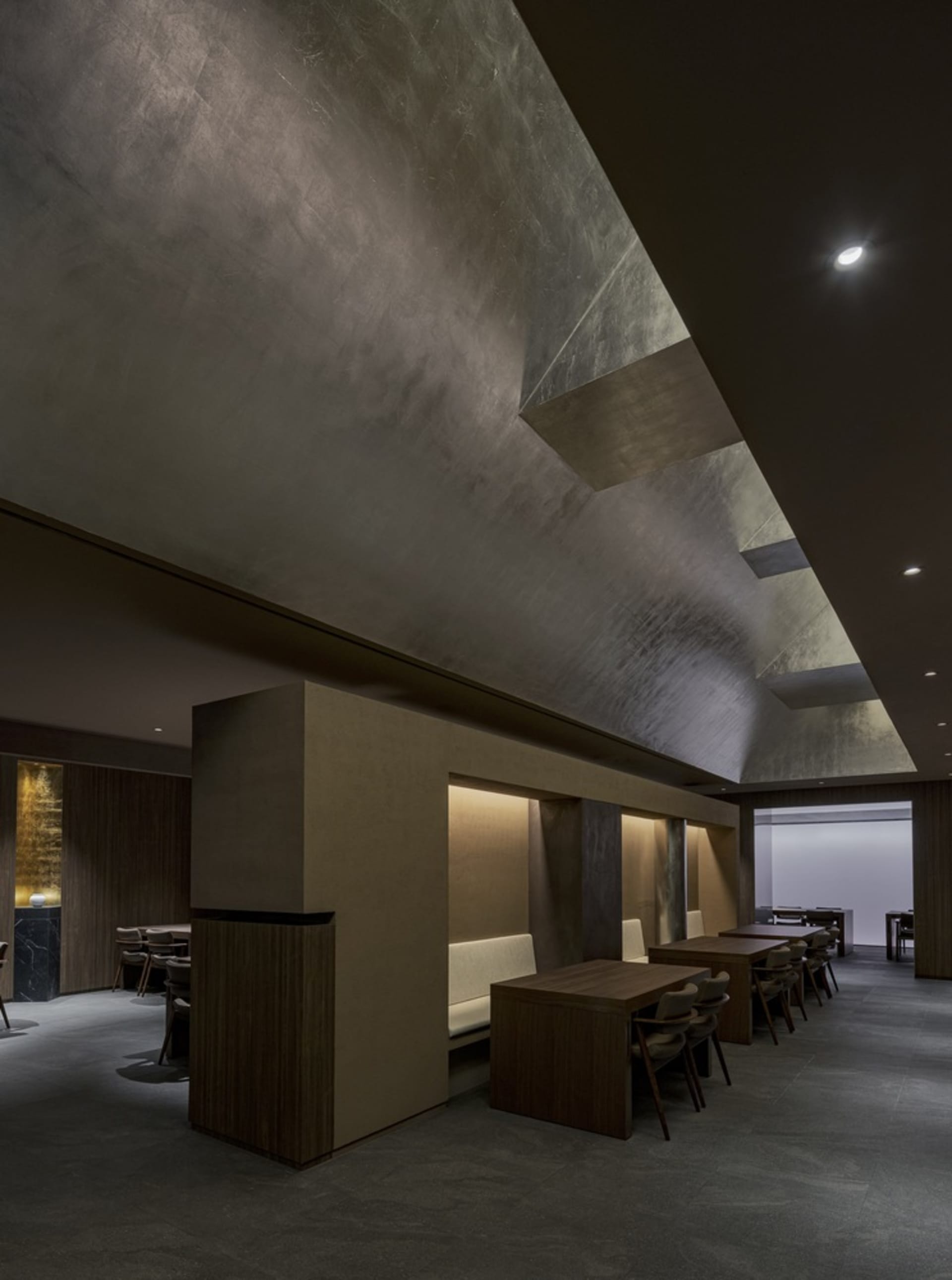 現代餐廳室內,採用混凝土與木質材料。