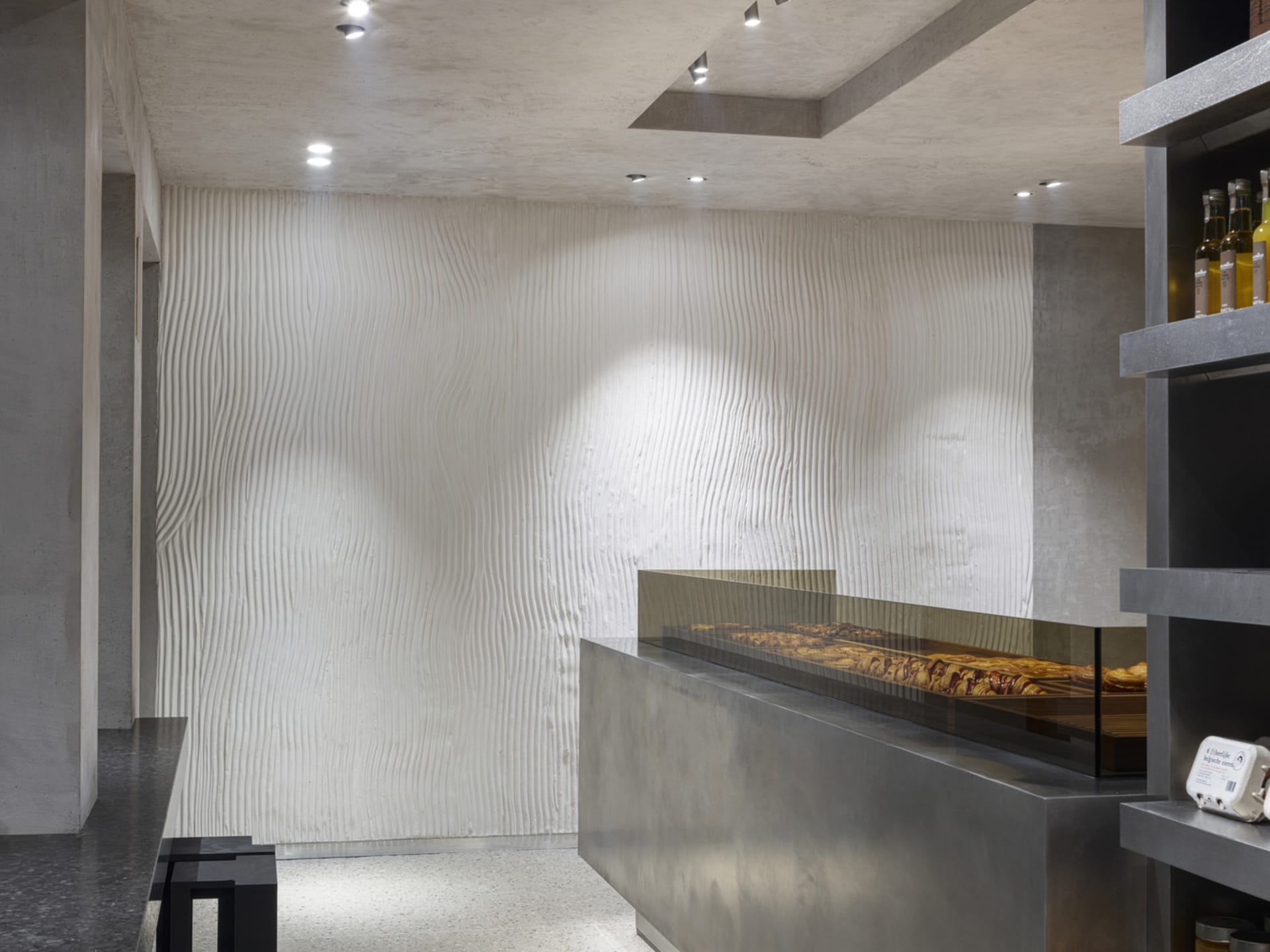 現代簡約餐廳室內,採用混凝土牆面與地板。