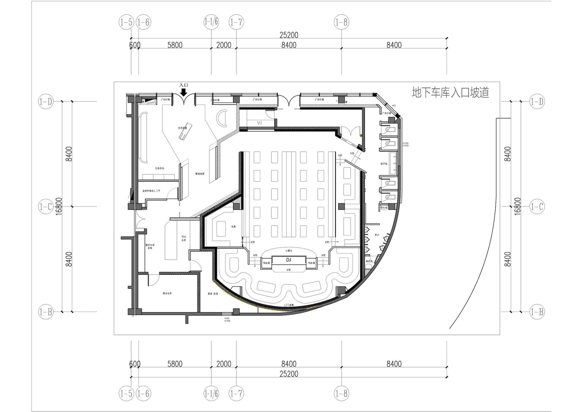 零售店鋪平面配置的2D建築圖，附有尺寸標註。