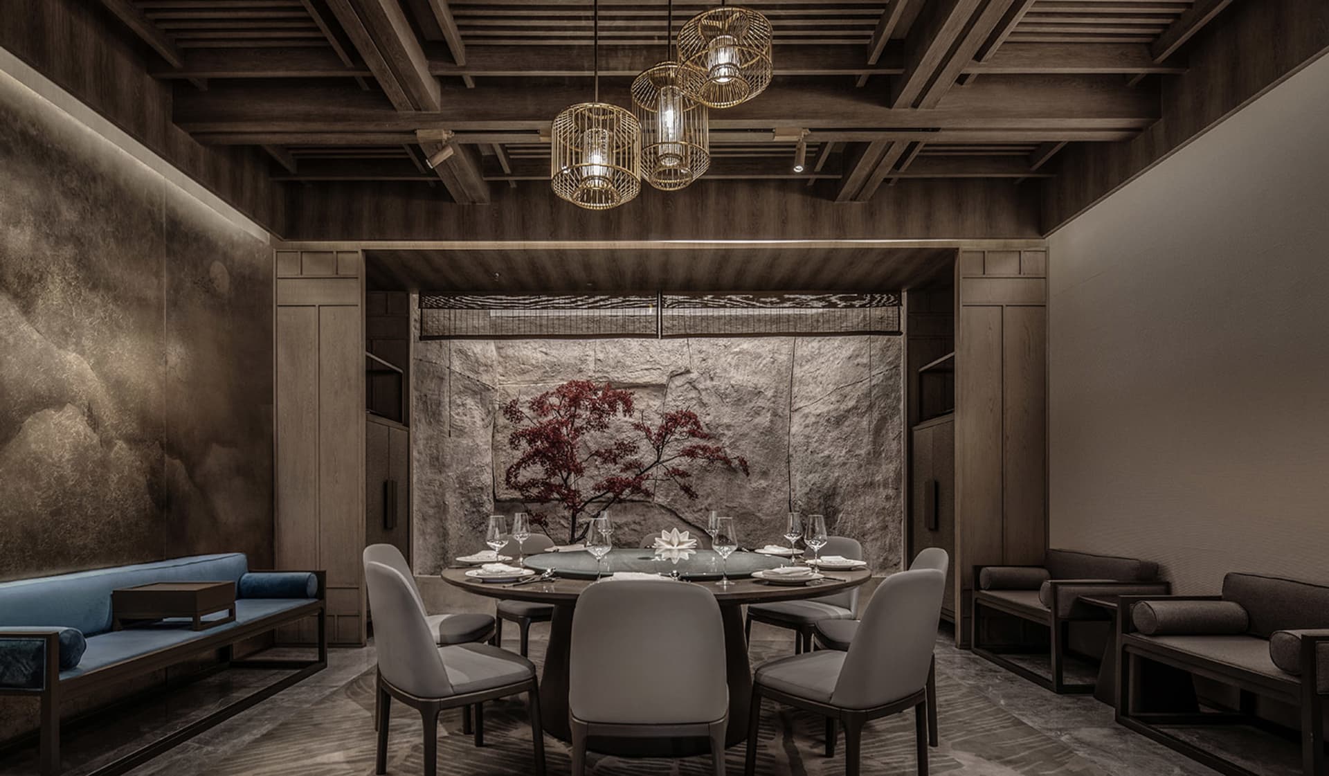 現代餐廳用餐區,石材特色牆、木質餐桌與軟墊椅。
