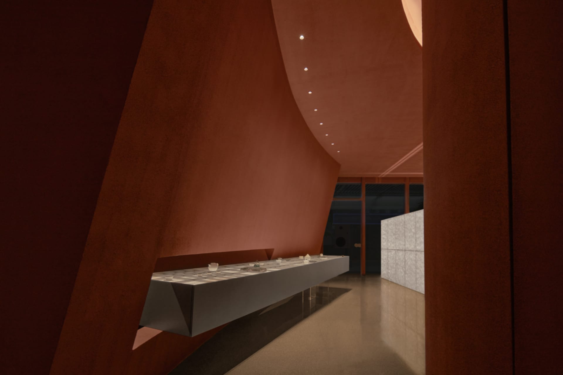 現代博物館展廳,紅色曲面混凝土牆與大理石地板。
