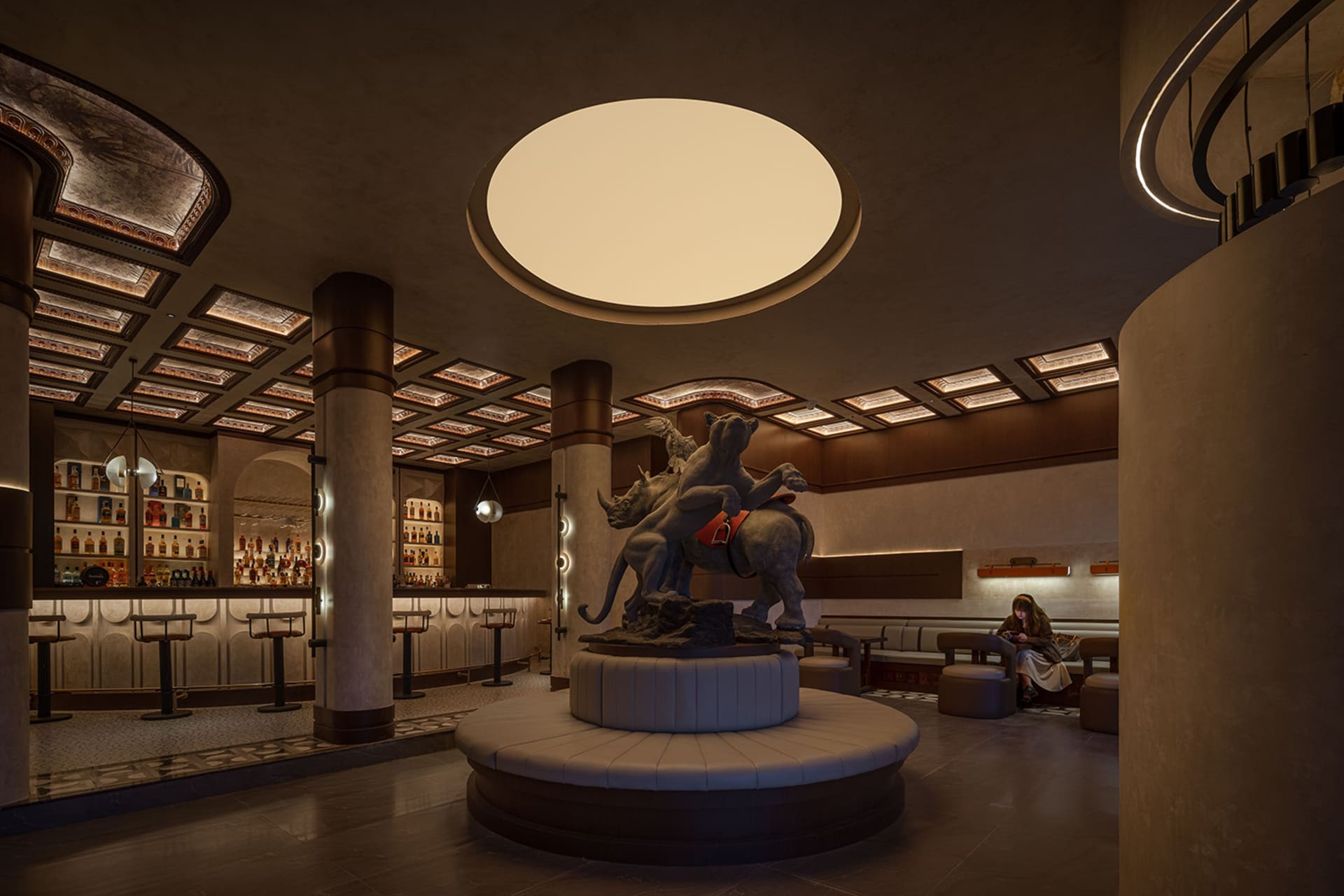 現代工業風餐廳室內,混凝土天花板與地板,擺放一尊獅子與母獅騎乘的雕像