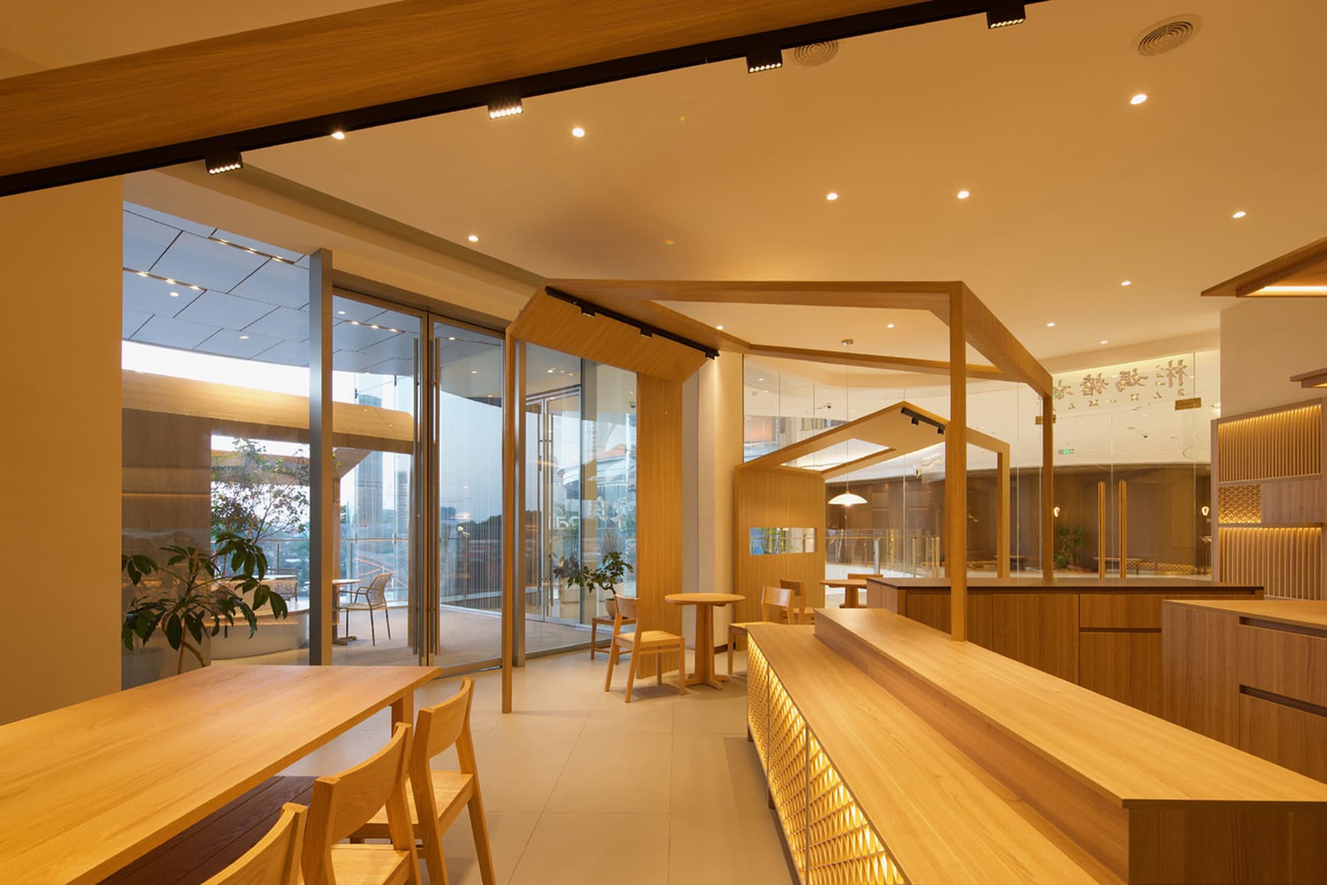 現代咖啡廳室內空間，展示木質座位安排。