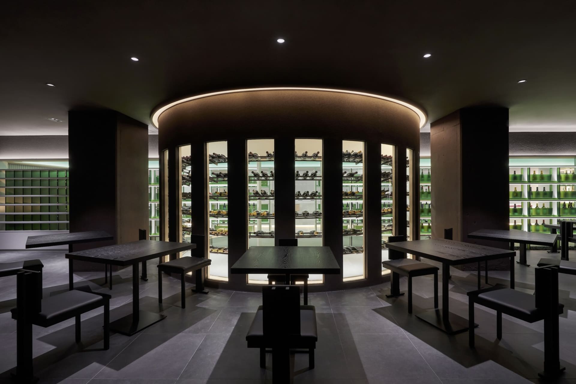 現代極簡餐廳室內空間,配有黑色餐桌,採用鋼材與玻璃材質,呈現俐落簡約的設計風格。