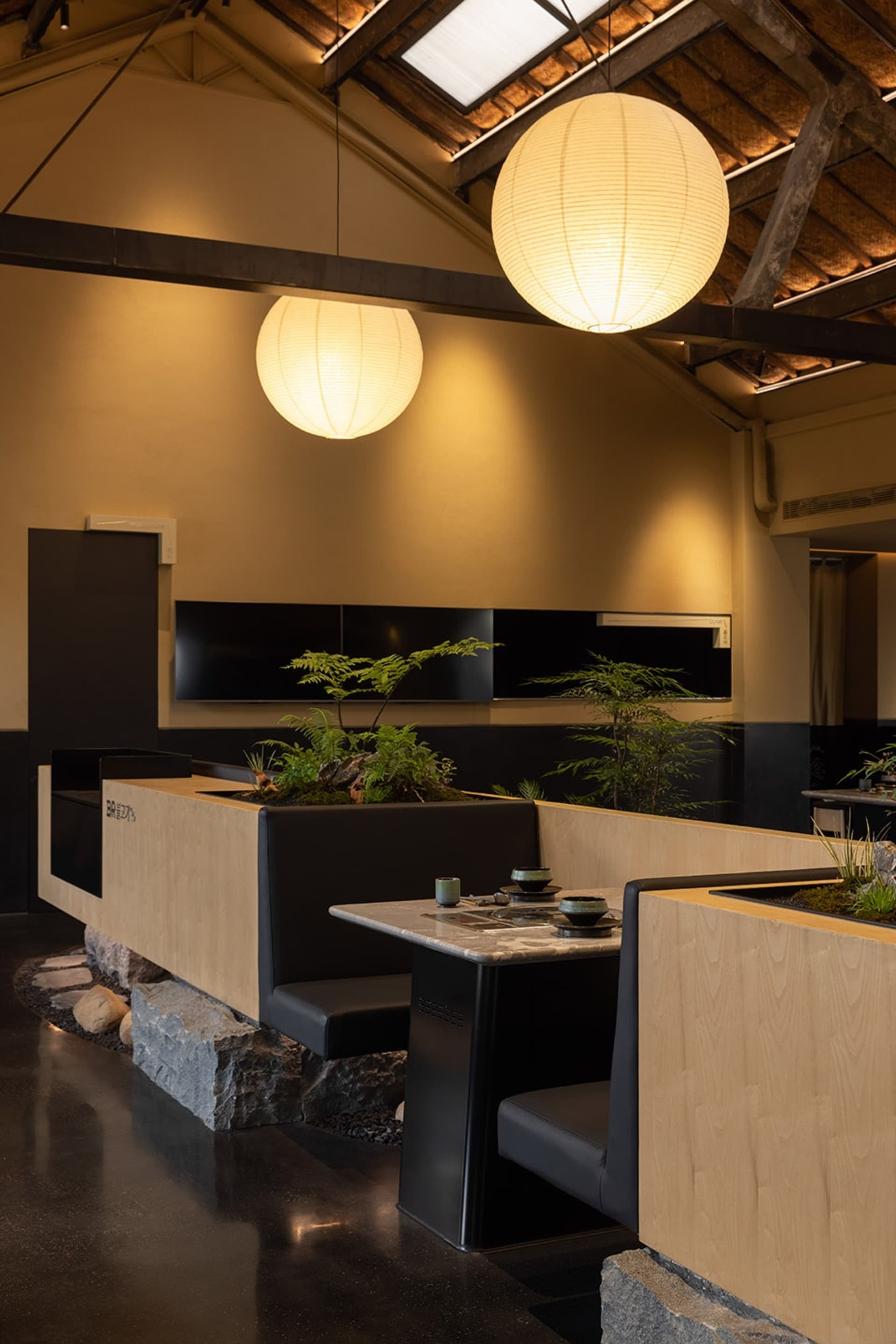 現代日式餐廳室內,具備簡約設計特色。