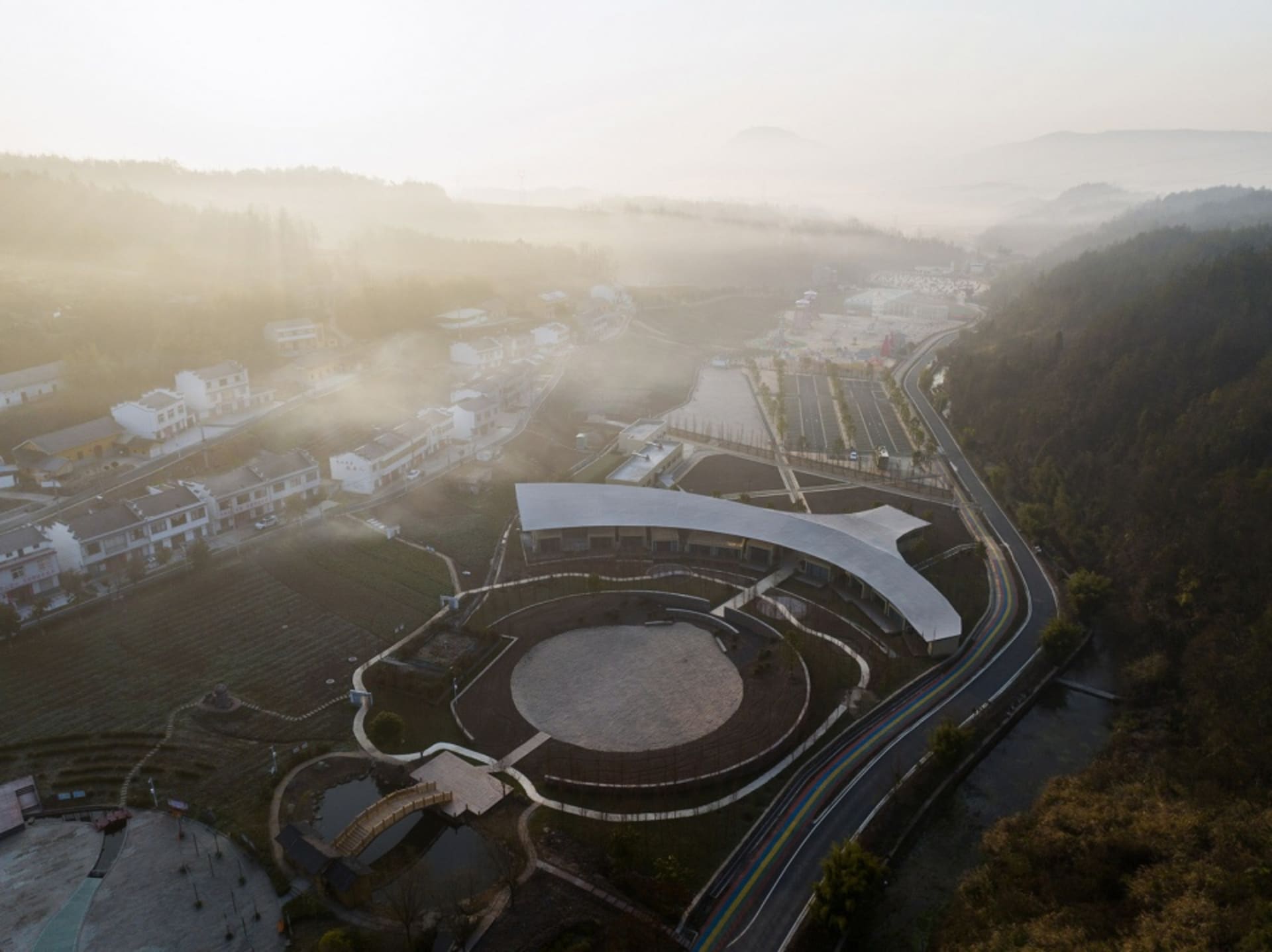 現代都市景觀，混凝土高速公路蜿蜒穿過景觀。
