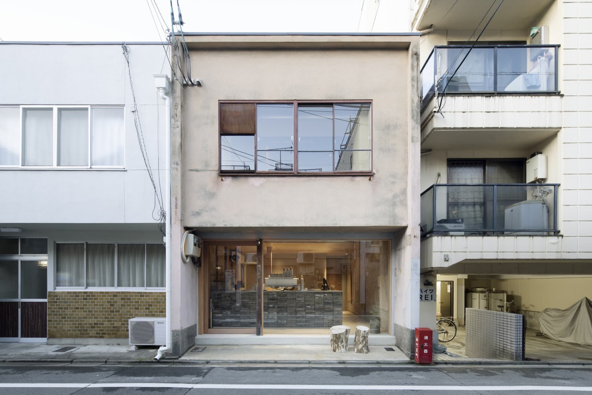 現代零售店面採用混凝土與玻璃材質