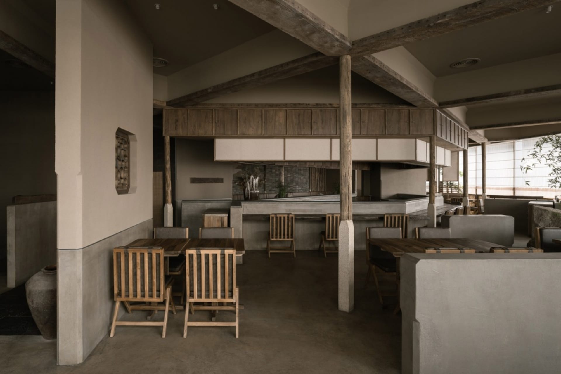工業風餐廳室內空間，採用混凝土飾面與極簡設計。