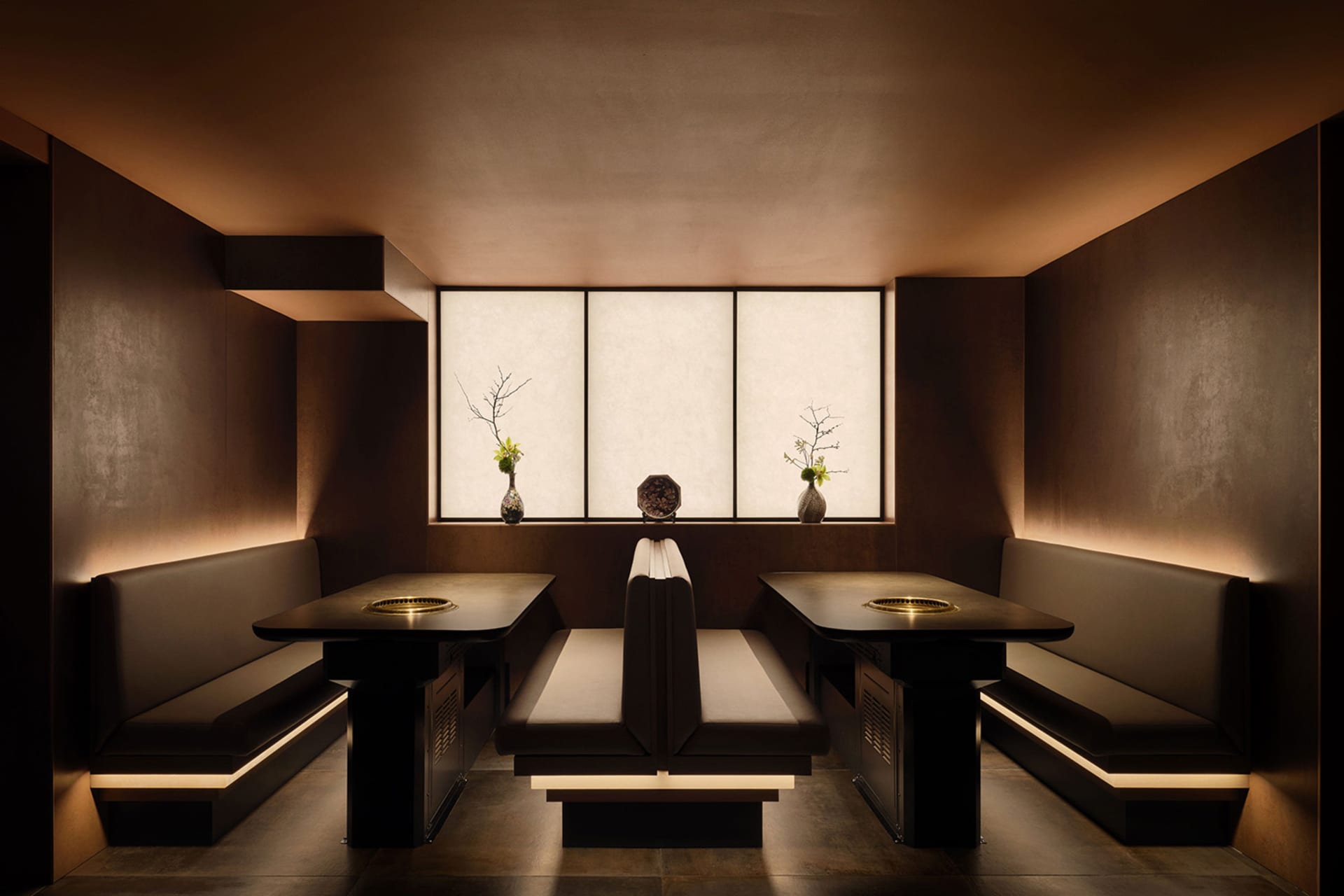 科爾多瓦皮革餐廳室內,搭配傳統日式座位與現代燈具。