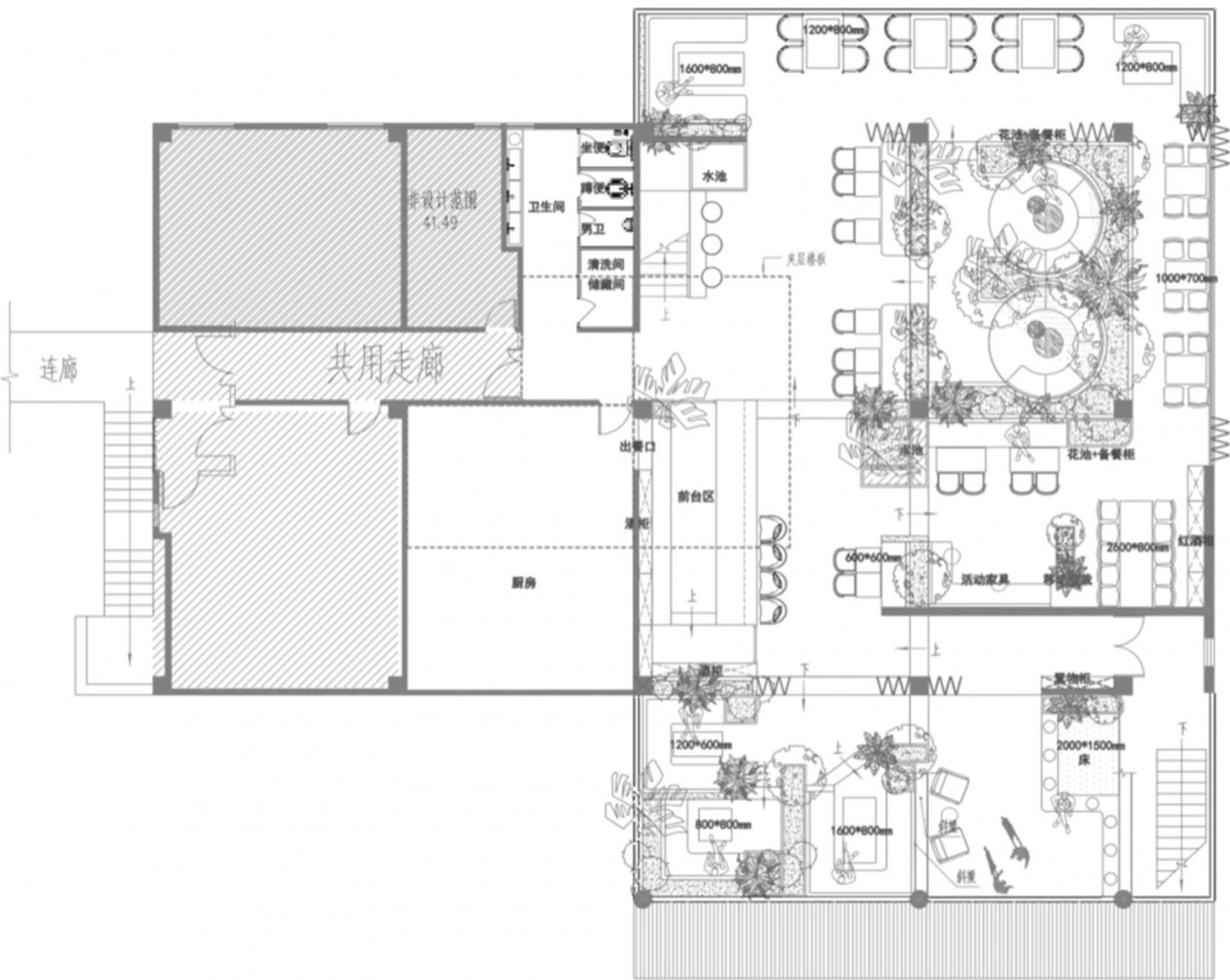 商業室內配置的2D建築圖,顯示多個房間與空間。