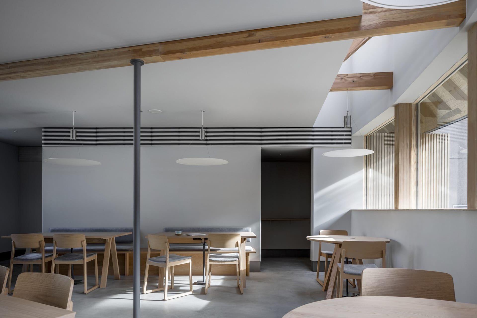 工業風餐廳室內，搭配木質家具與混凝土地板
