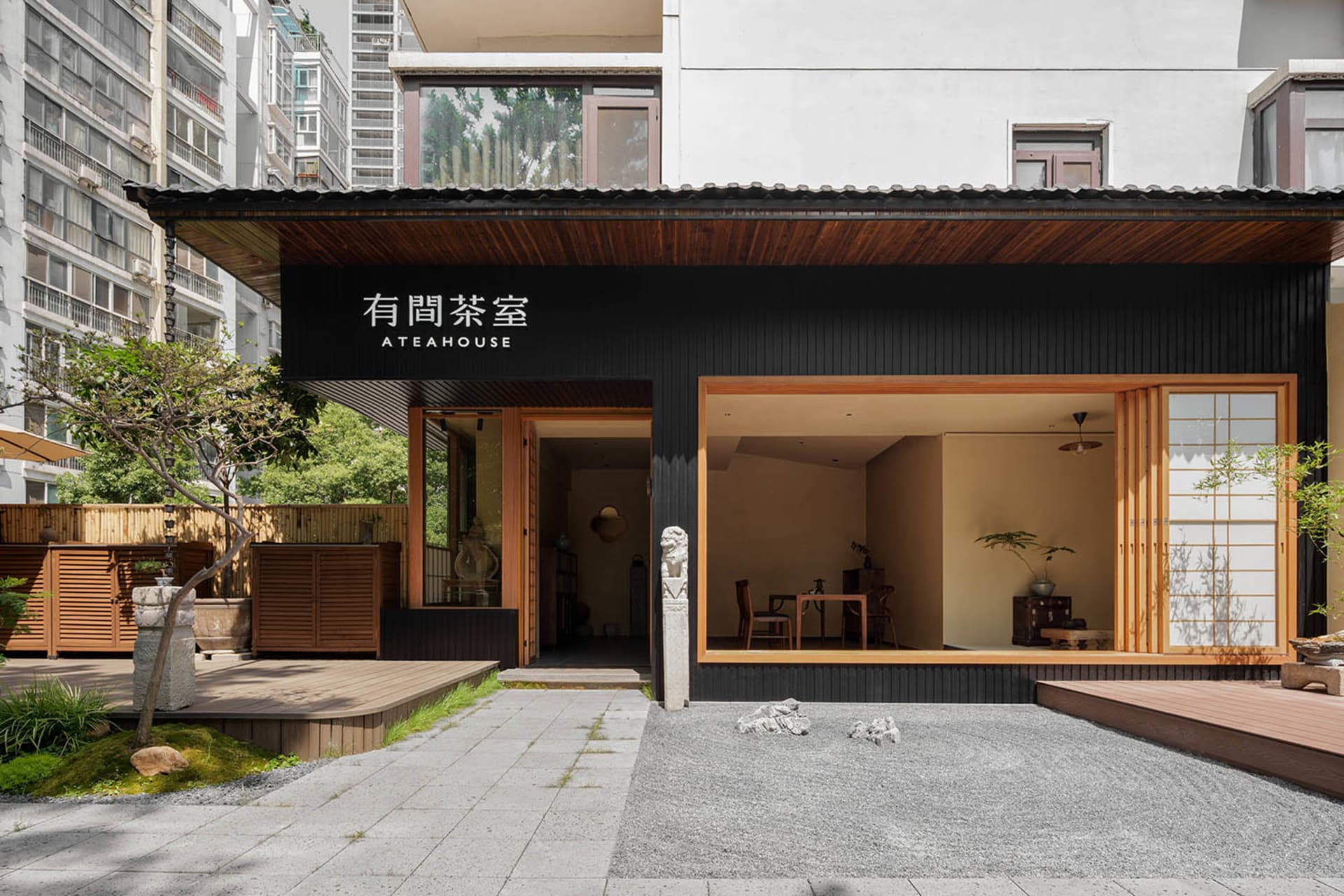 時尚現代的商業室內空間,融入木質元素,設有大型落地窗的店面,呈現簡約設計。