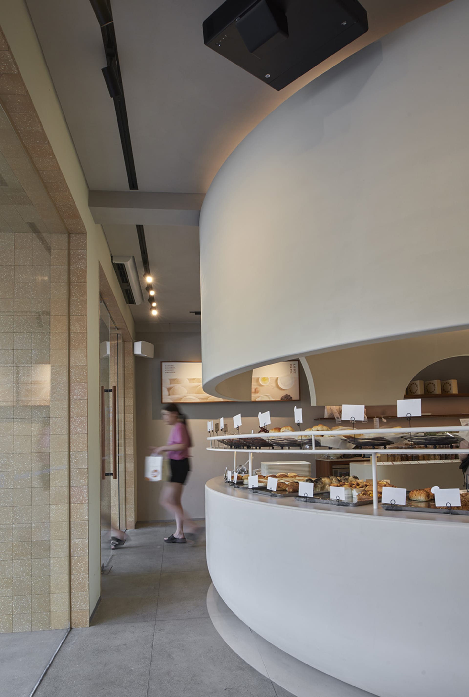 現代麵包店室內，採用混凝土、玻璃與金屬材質。