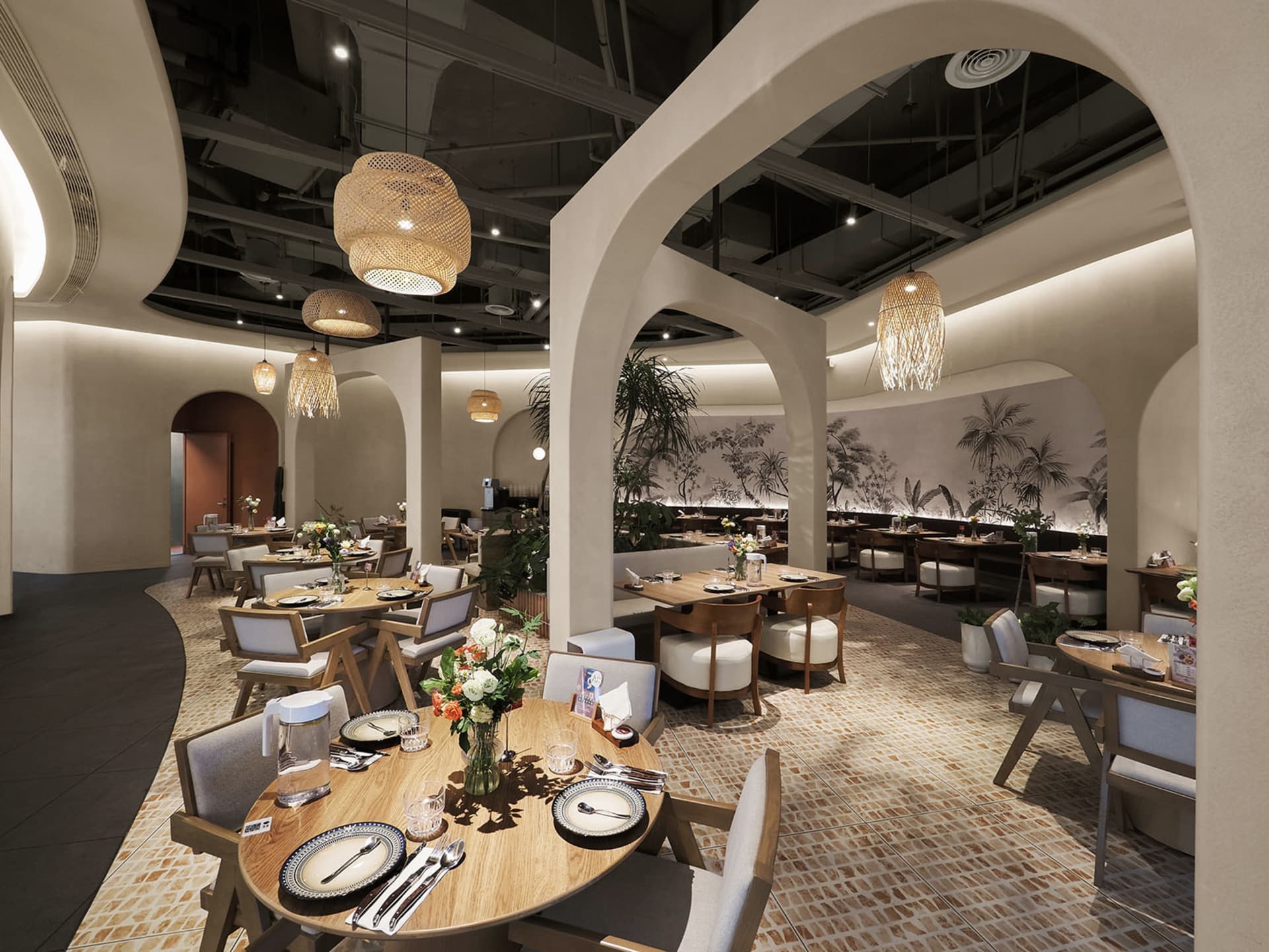 工業風餐廳室內,搭配木製餐桌、竹製燈具與綠植。