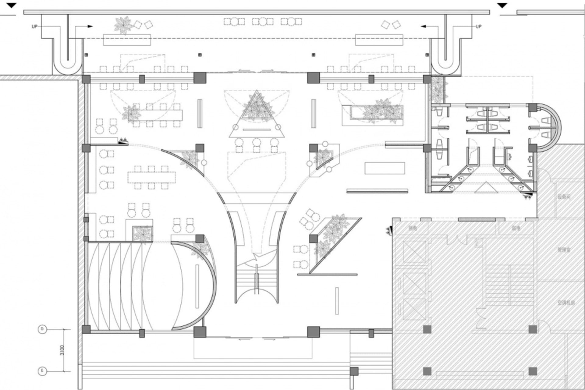 一張詳細的2D建築圖,展示現代辦公空間,中央有開放區域、多個工作站,以及弧形