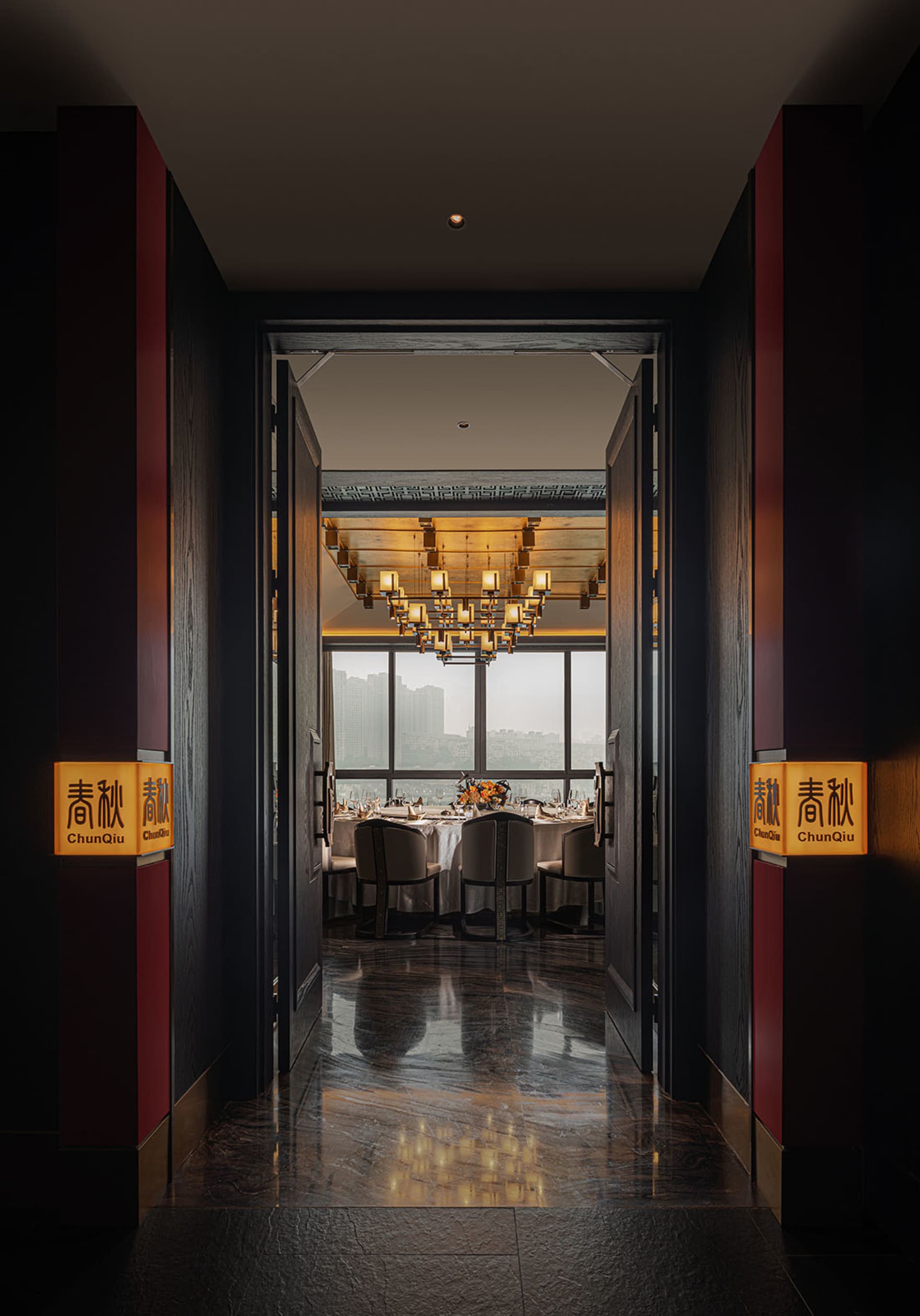 現代工業風餐廳室內，鋪設大理石地板，擁有俯瞰城市景觀的大型窗戶，營造溫暖氛圍