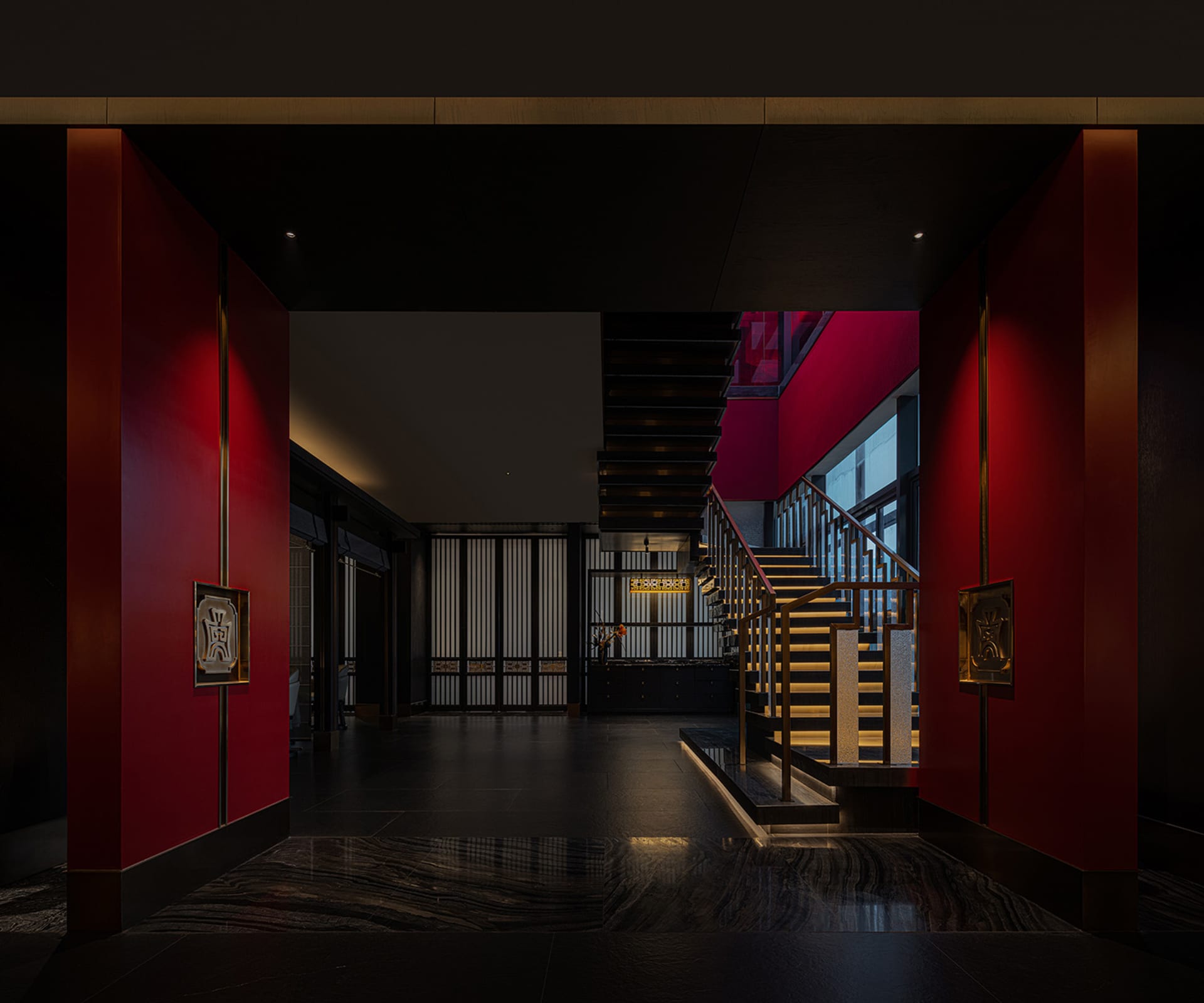 現代酒店玄關，展現金屬與玻璃元素。