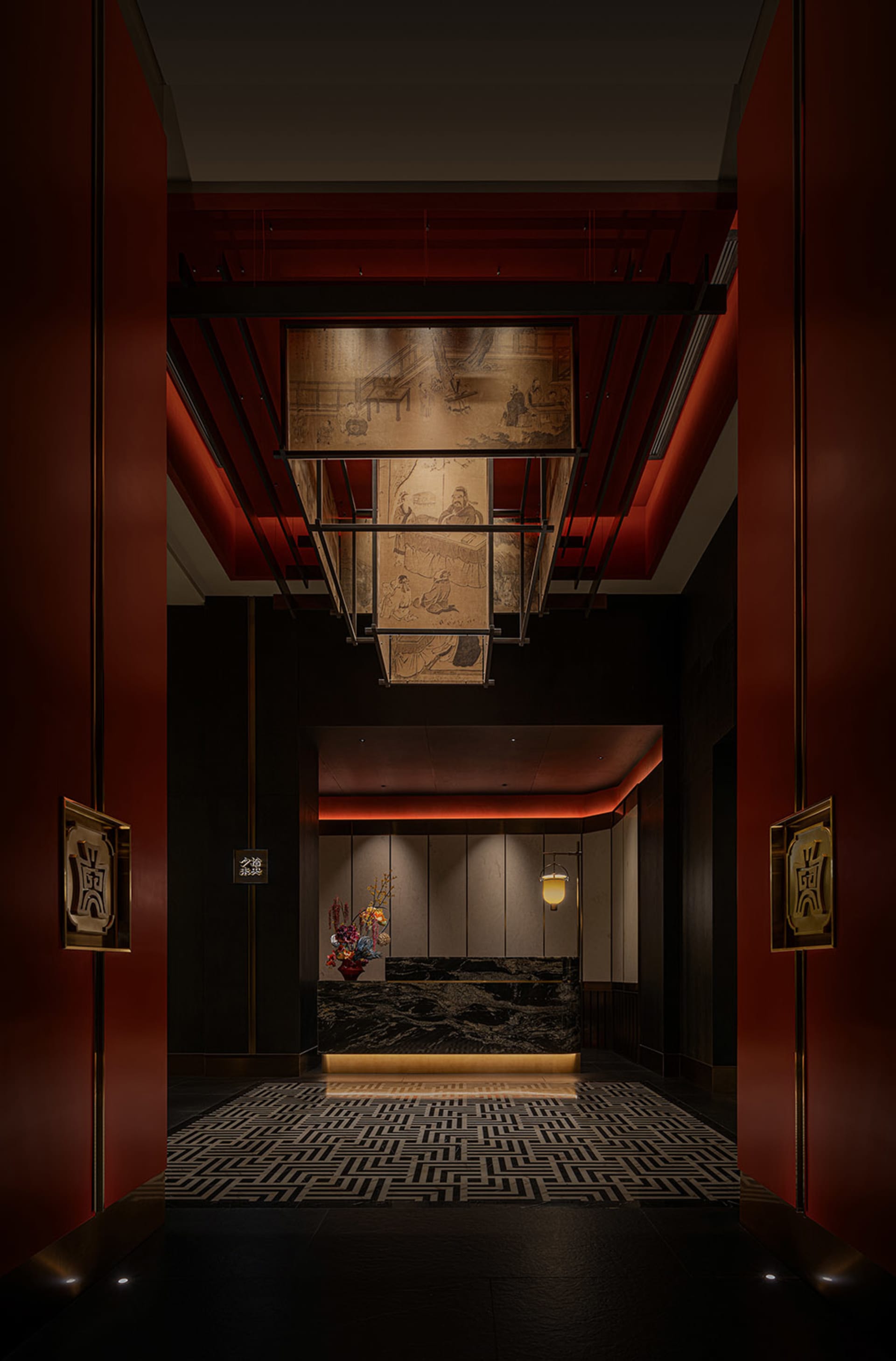 現代酒店大廳，搭配拉絲金屬裝飾與傳統中國藝術品。